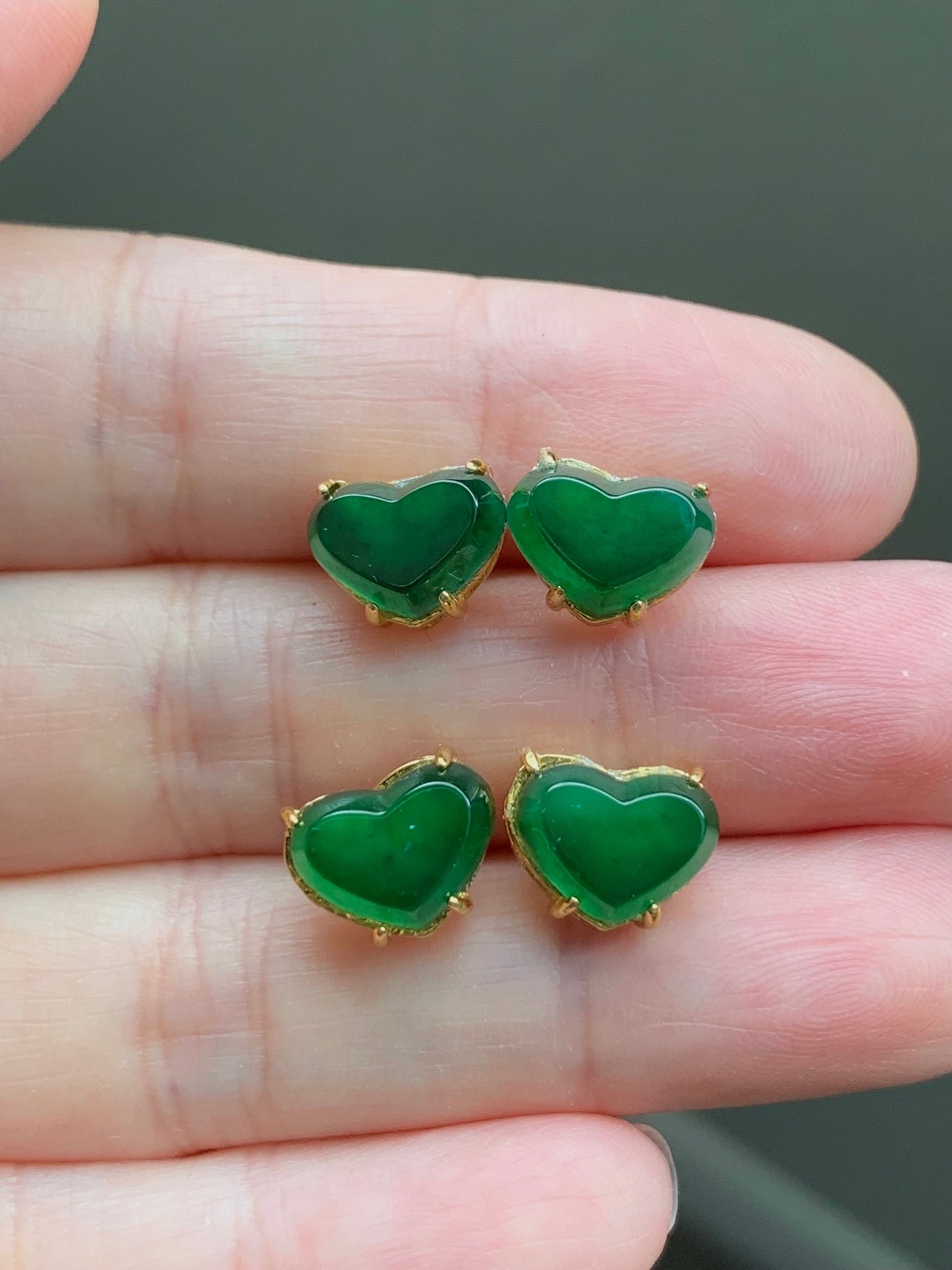Natural Guatemalan Icy Highly Translucent Vibrant Green Jadeite Heart Shaped Stud Earrings Sterling Silver Yellow Gold Finish 天然冰危绿翡翠爱心银耳钉