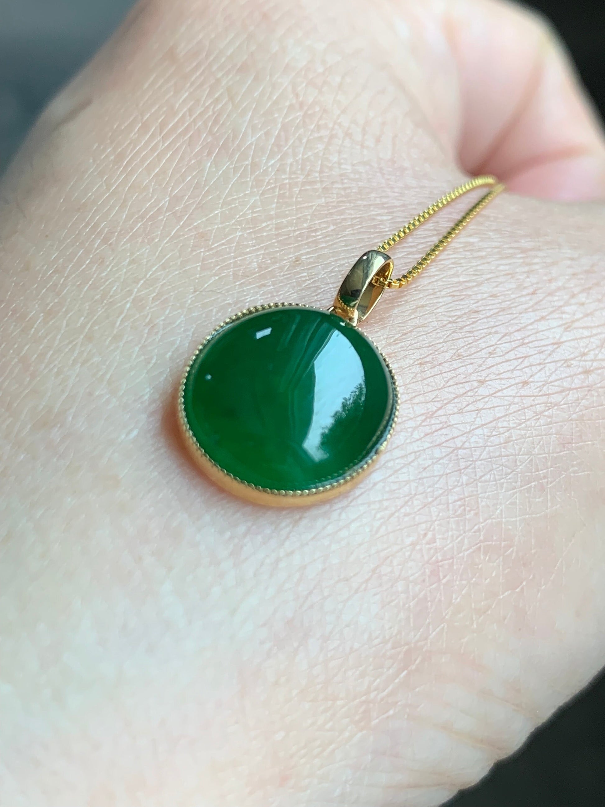 Certified Natural Guatemalan Icy Highly Translucent Vibrant Green Jadeite Oval Pendant 18K Yellow Gold 天然老种冰危绿翡翠镶嵌吊坠 1456