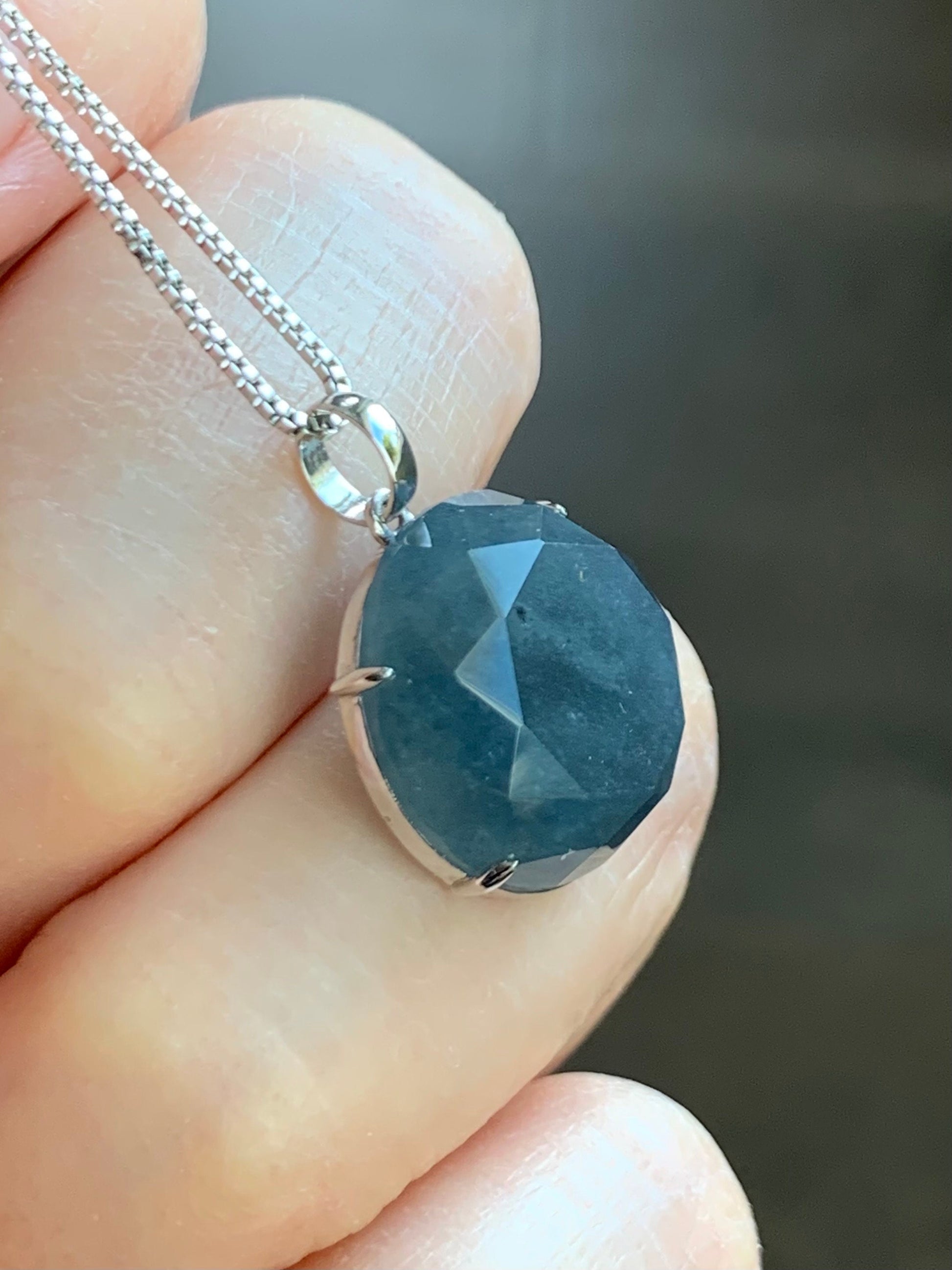 Certified Natural Guatemalan Icy Translucent Dark Blue Wuji Faceted Round Jadeite Pendant 18K White Gold 2.85g 天然冰危蓝乌鸡翡翠切割面蛋面镶嵌吊坠 1446