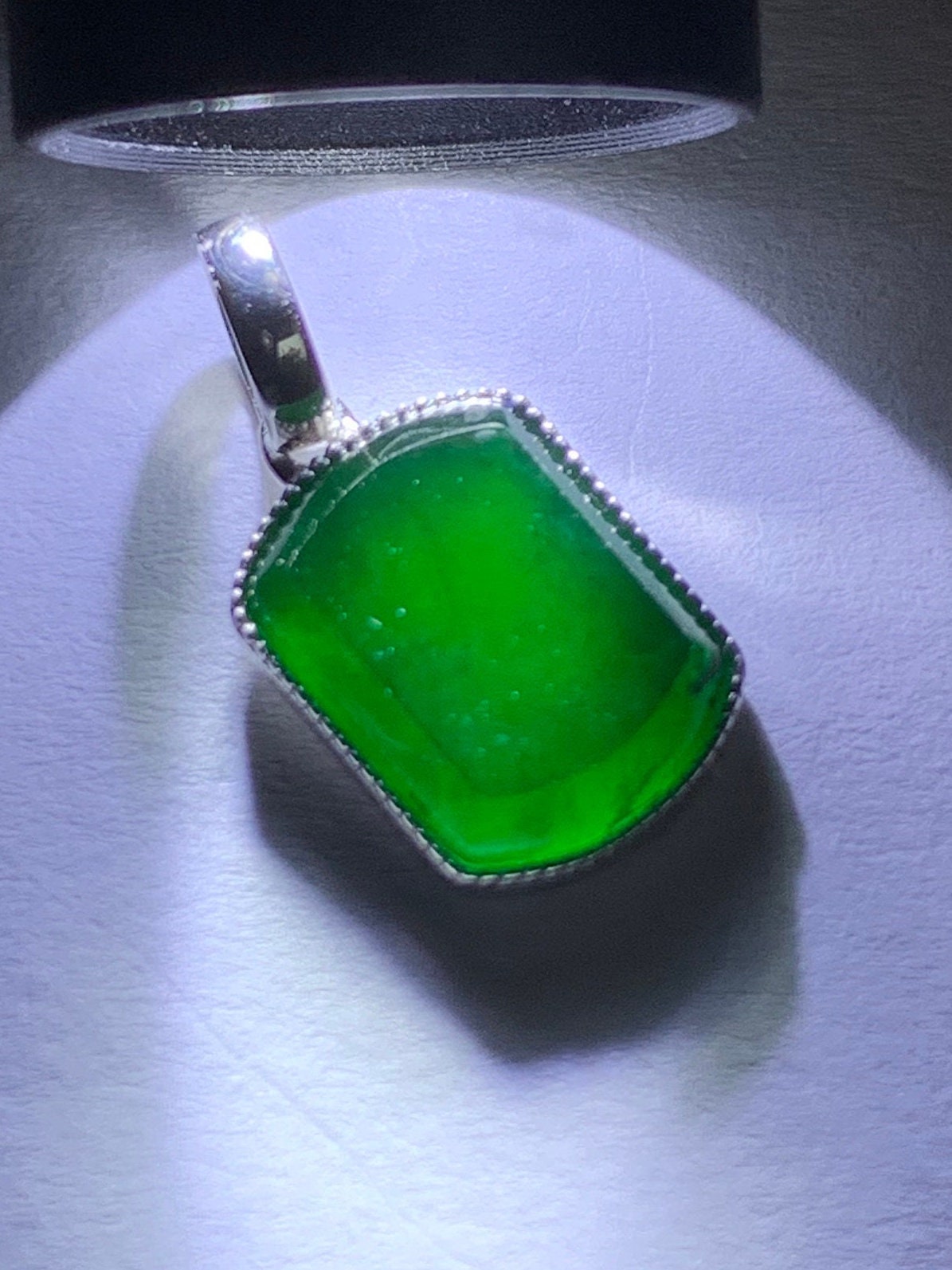 Certified Natural Guatemalan Premium Icy Highly Translucent Vibrant Green Jadeite Petite Pendant 18K White Gold 1.03g 天然冰危绿翡翠无事牌镶嵌吊坠 1454