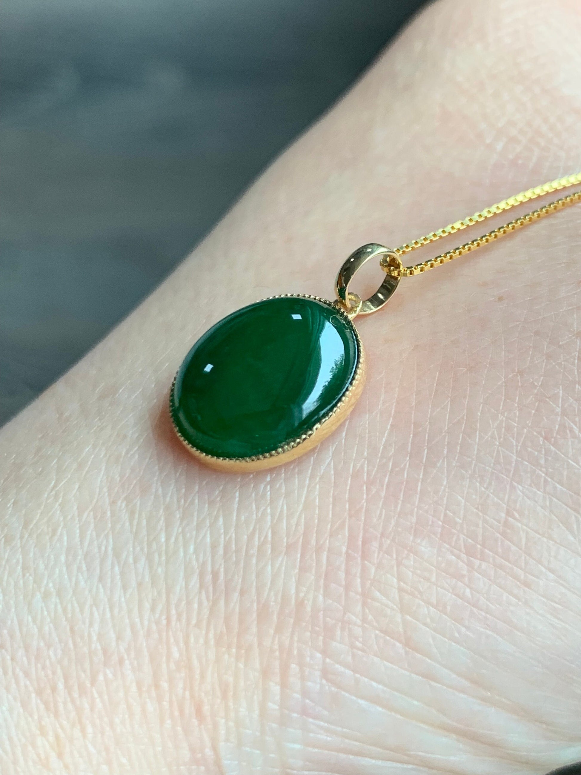 Certified Natural Guatemalan Icy Highly Translucent Vibrant Green Jadeite Oval Pendant 18K Yellow Gold 天然老种冰危绿翡翠镶嵌吊坠 1456