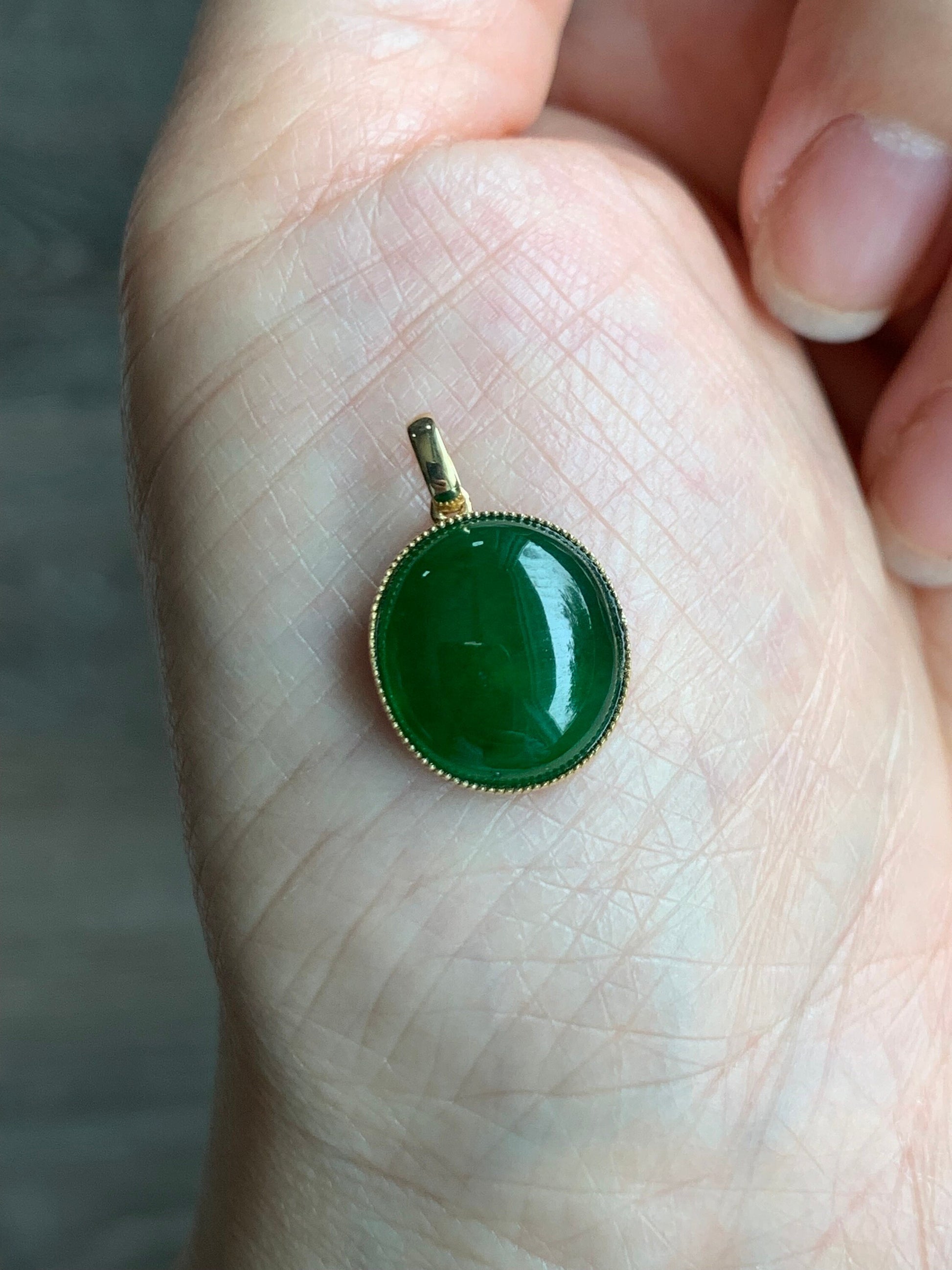 Certified Natural Guatemalan Icy Highly Translucent Vibrant Green Jadeite Oval Pendant 18K Yellow Gold 天然老种冰危绿翡翠镶嵌吊坠 1456