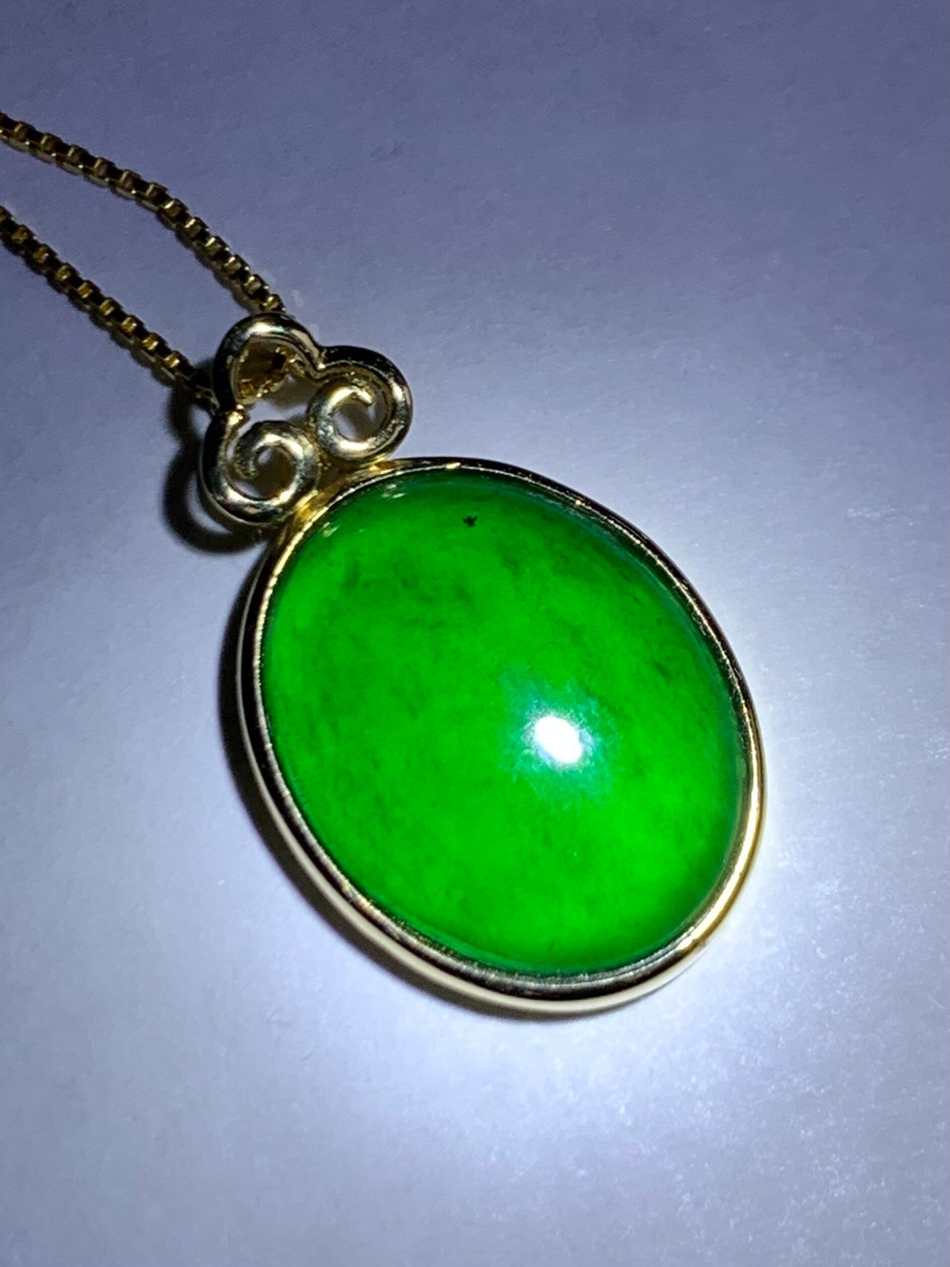Certified Natural Guatemalan Icy Highly Translucent Vibrant Green Jadeite Oval Pendant 18K Yellow Gold Ruyi Design 天然老种冰危绿翡翠如意款镶嵌吊坠 1455