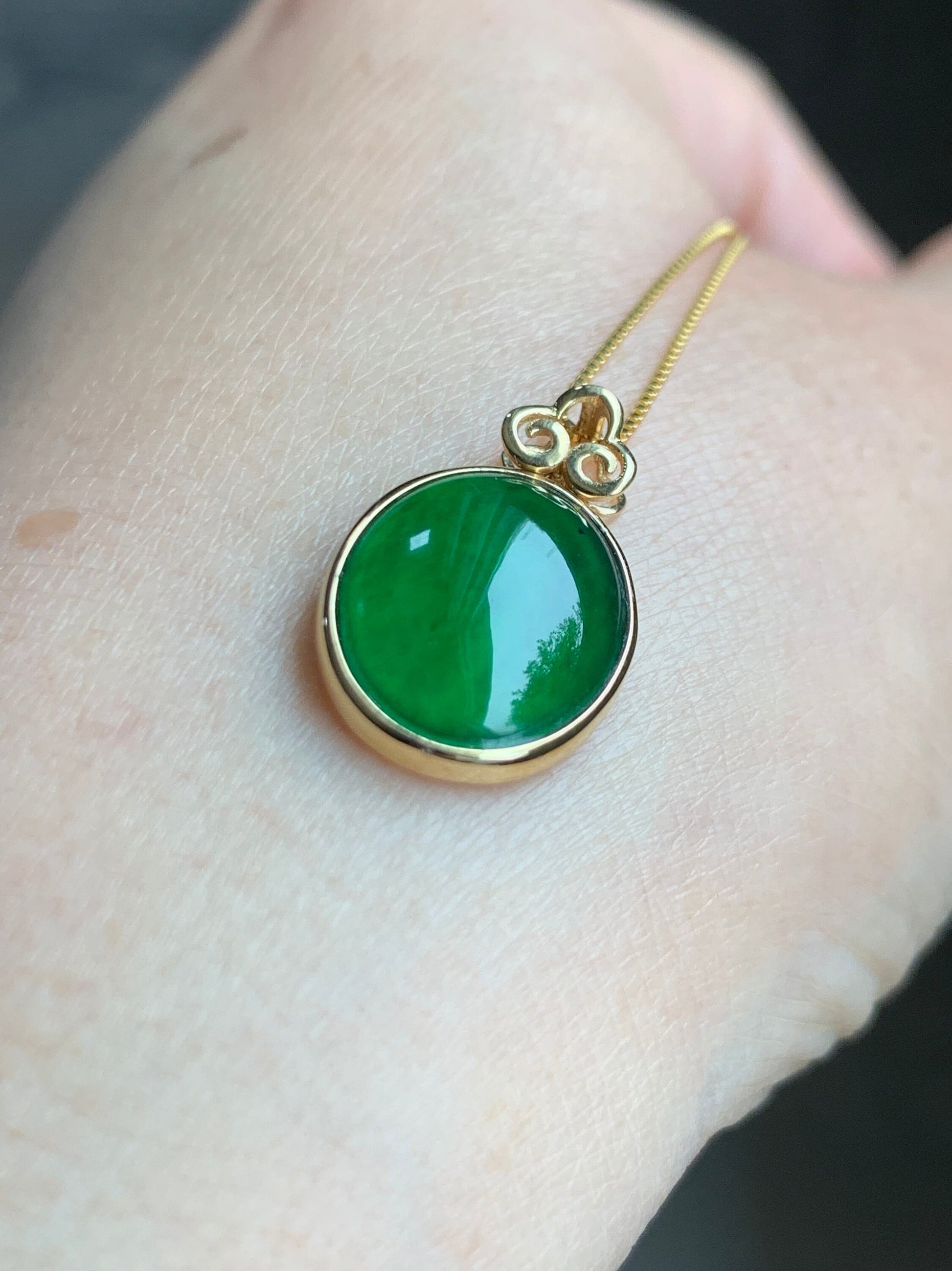 Certified Natural Guatemalan Icy Highly Translucent Vibrant Green Jadeite Oval Pendant 18K Yellow Gold Ruyi Design 天然老种冰危绿翡翠如意款镶嵌吊坠 1455