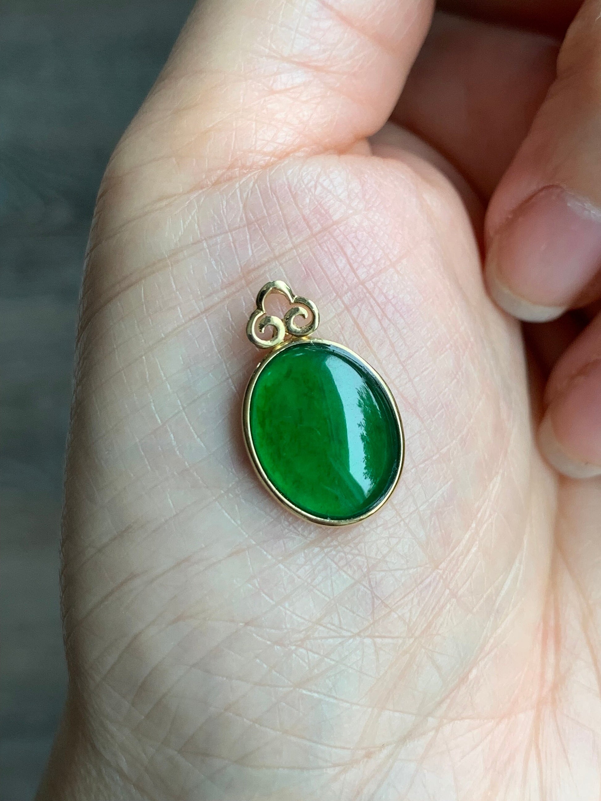 Certified Natural Guatemalan Icy Highly Translucent Vibrant Green Jadeite Oval Pendant 18K Yellow Gold Ruyi Design 天然老种冰危绿翡翠如意款镶嵌吊坠 1455