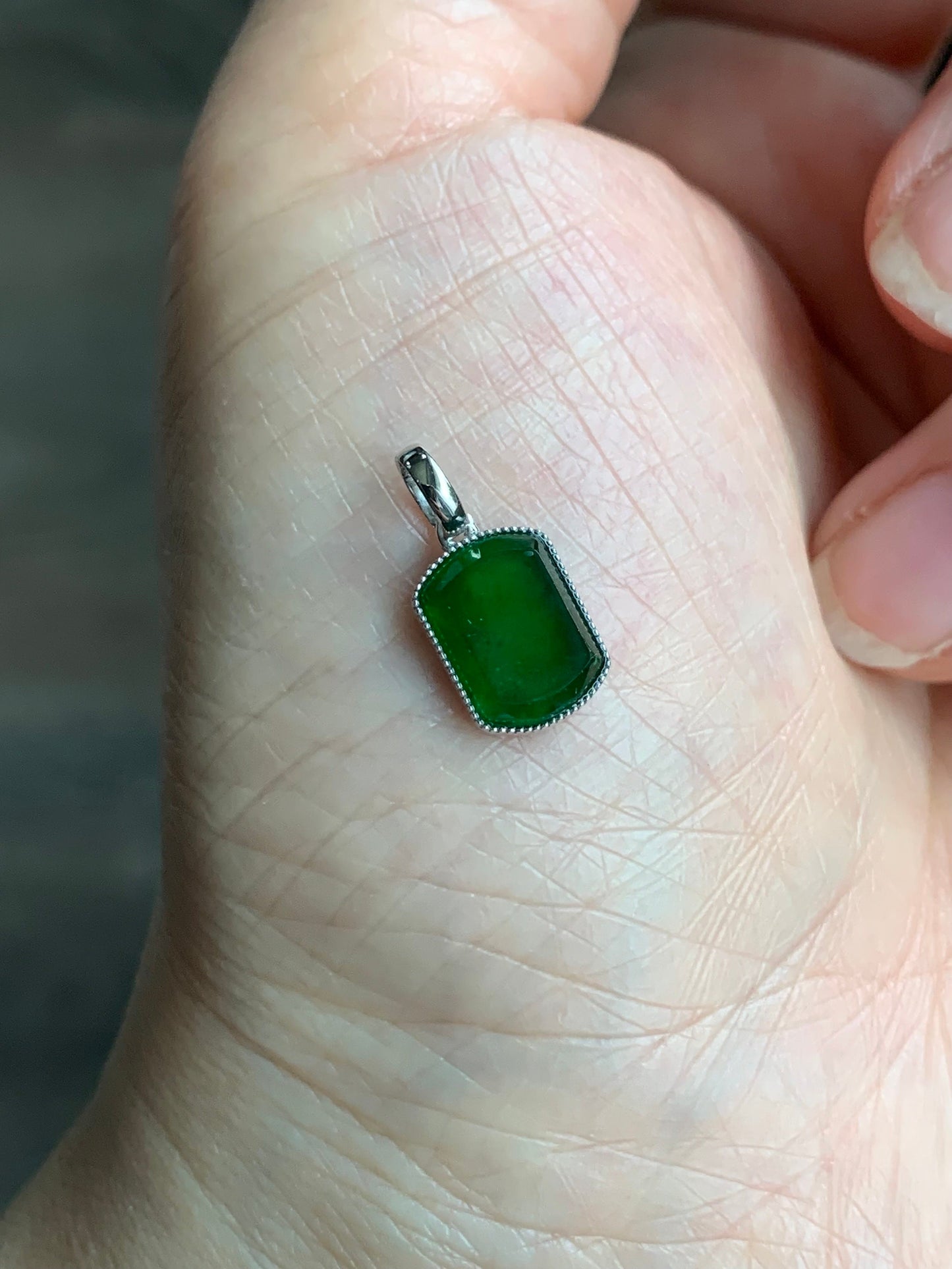 Certified Natural Guatemalan Premium Icy Highly Translucent Vibrant Green Jadeite Petite Pendant 18K White Gold 1.03g 天然冰危绿翡翠无事牌镶嵌吊坠 1454