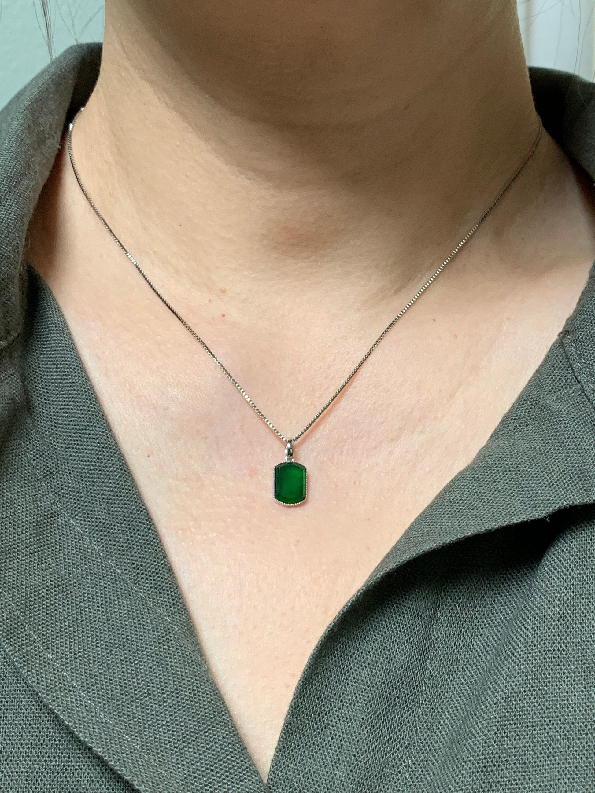 Certified Natural Guatemalan Premium Icy Highly Translucent Vibrant Green Jadeite Petite Pendant 18K White Gold 1.03g 天然冰危绿翡翠无事牌镶嵌吊坠 1454