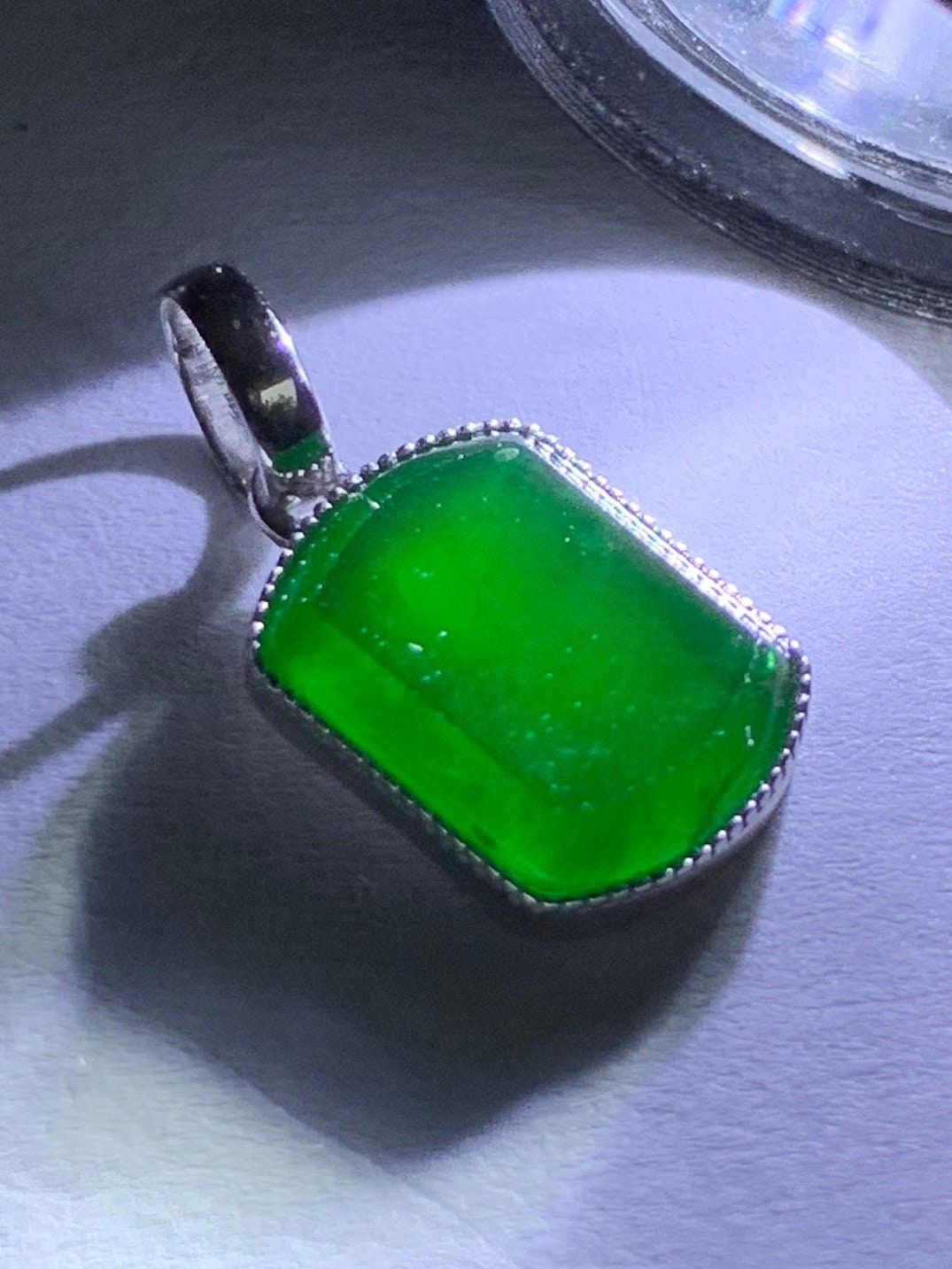 Certified Natural Guatemalan Premium Icy Highly Translucent Vibrant Green Jadeite Petite Pendant 18K White Gold 1.03g 天然冰危绿翡翠无事牌镶嵌吊坠 1454