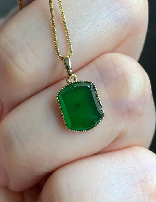 Certified Natural Guatemalan Premium Icy Highly Translucent Vibrant Green Jadeite Petite Pendant 18K Yellow Gold 1.14g 天然冰危绿翡翠无事牌镶嵌吊坠 1452