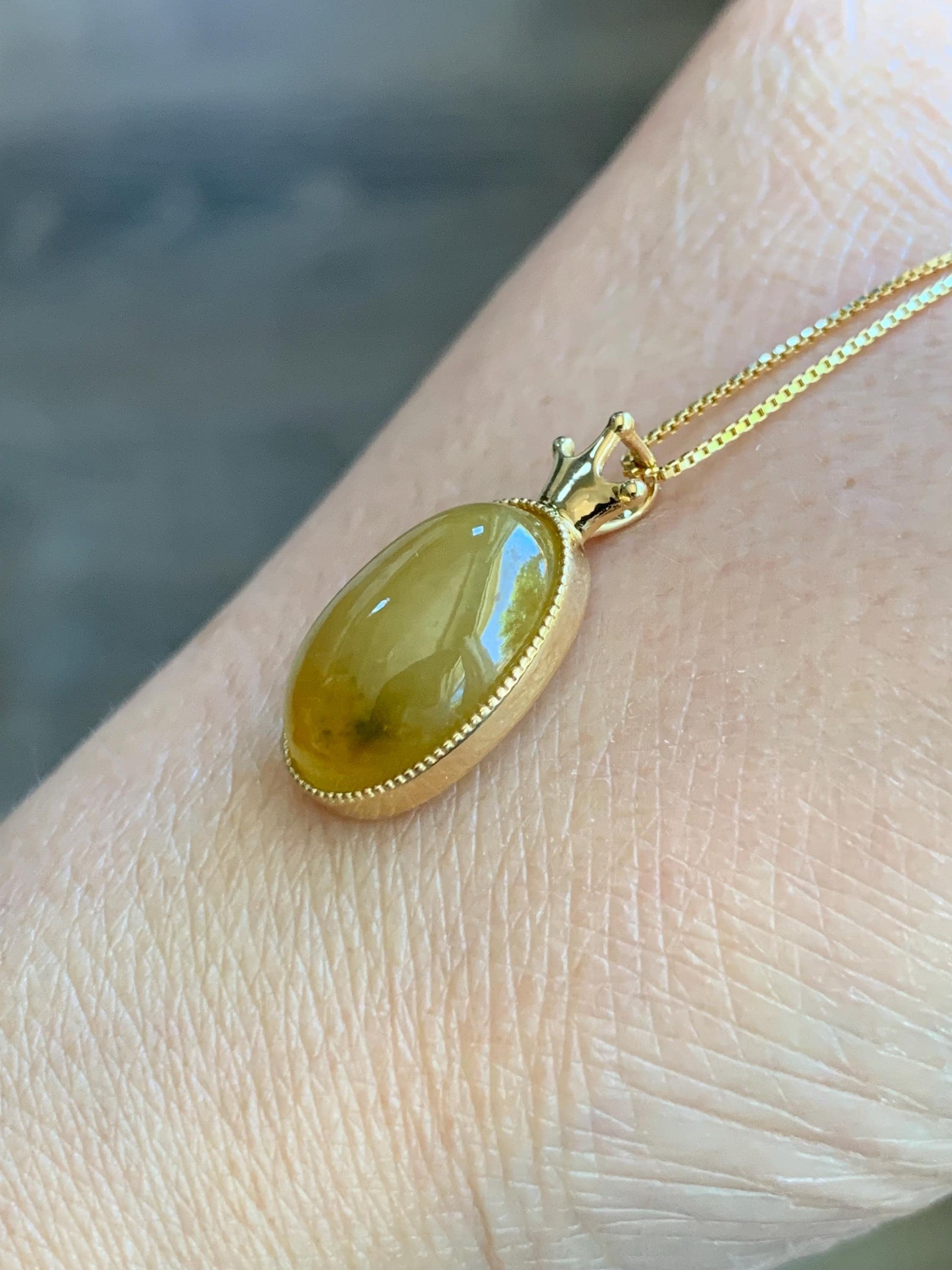 Certified Natural Burmese Icy Translucent Intense Yellow Jadeite Oval Cabochon Pendant Crown Design 18K Yellow Gold 天然缅甸起冰油黄翡翠皇冠镶嵌吊坠 8627