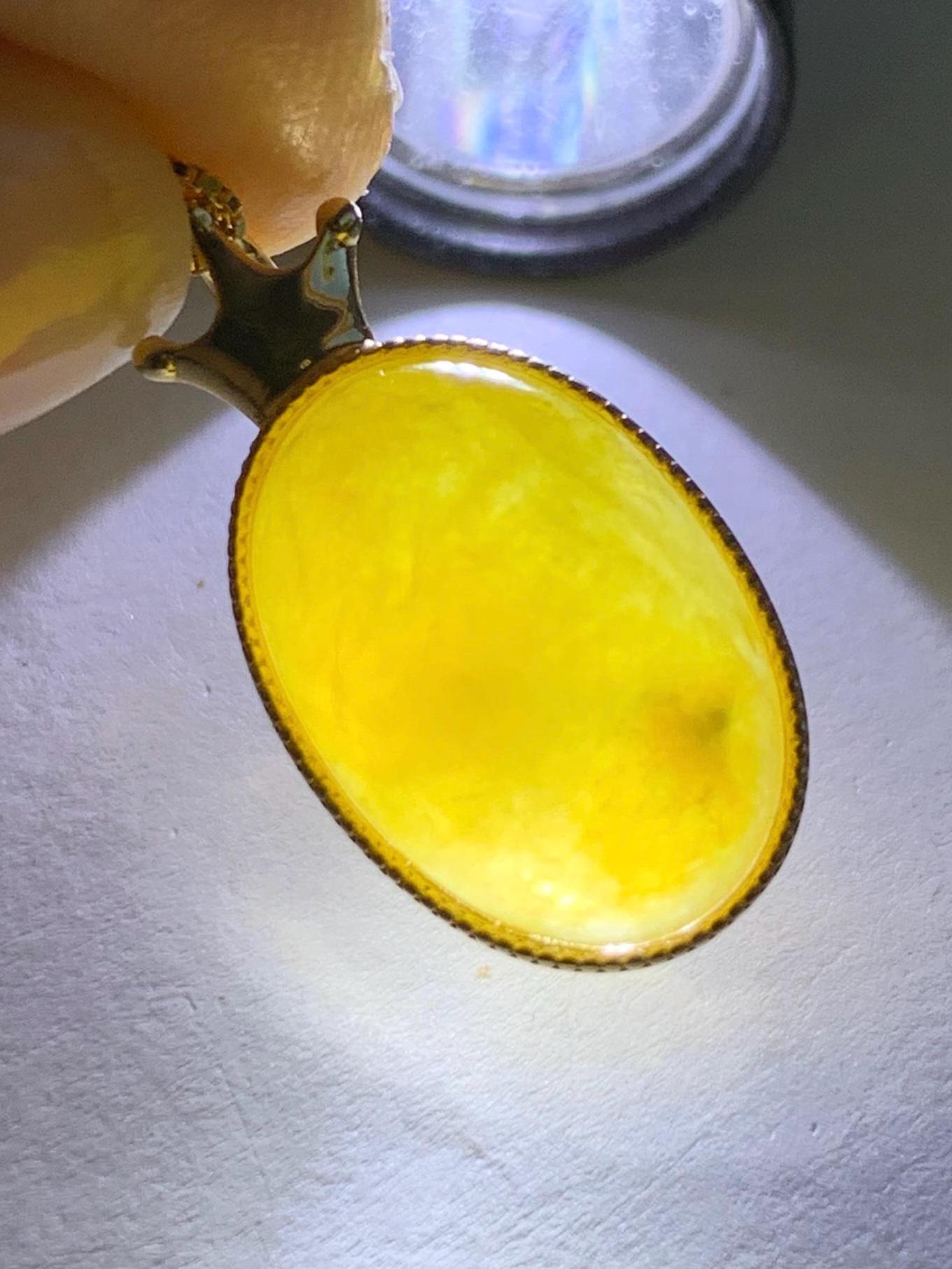 Certified Natural Burmese Icy Translucent Intense Yellow Jadeite Oval Cabochon Pendant Crown Design 18K Yellow Gold 天然缅甸起冰油黄翡翠皇冠镶嵌吊坠 8627
