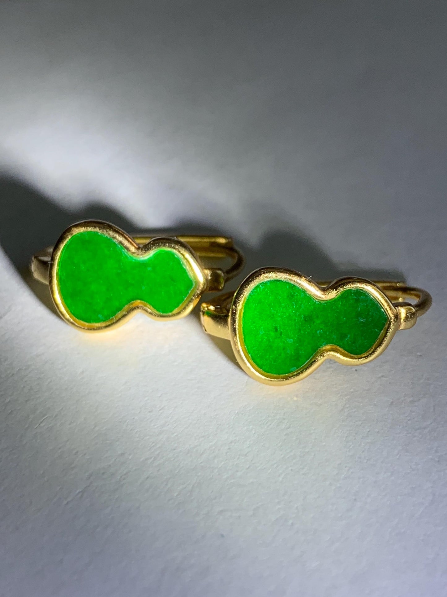 Certified Natural Burmese Vibrant Green Jadeite Gourd Hulu Huggie Hoop Earrings S925 Sterling Silver Yellow Gold Overlay 天然缅甸阳绿花青翡翠银镶耳包 6886