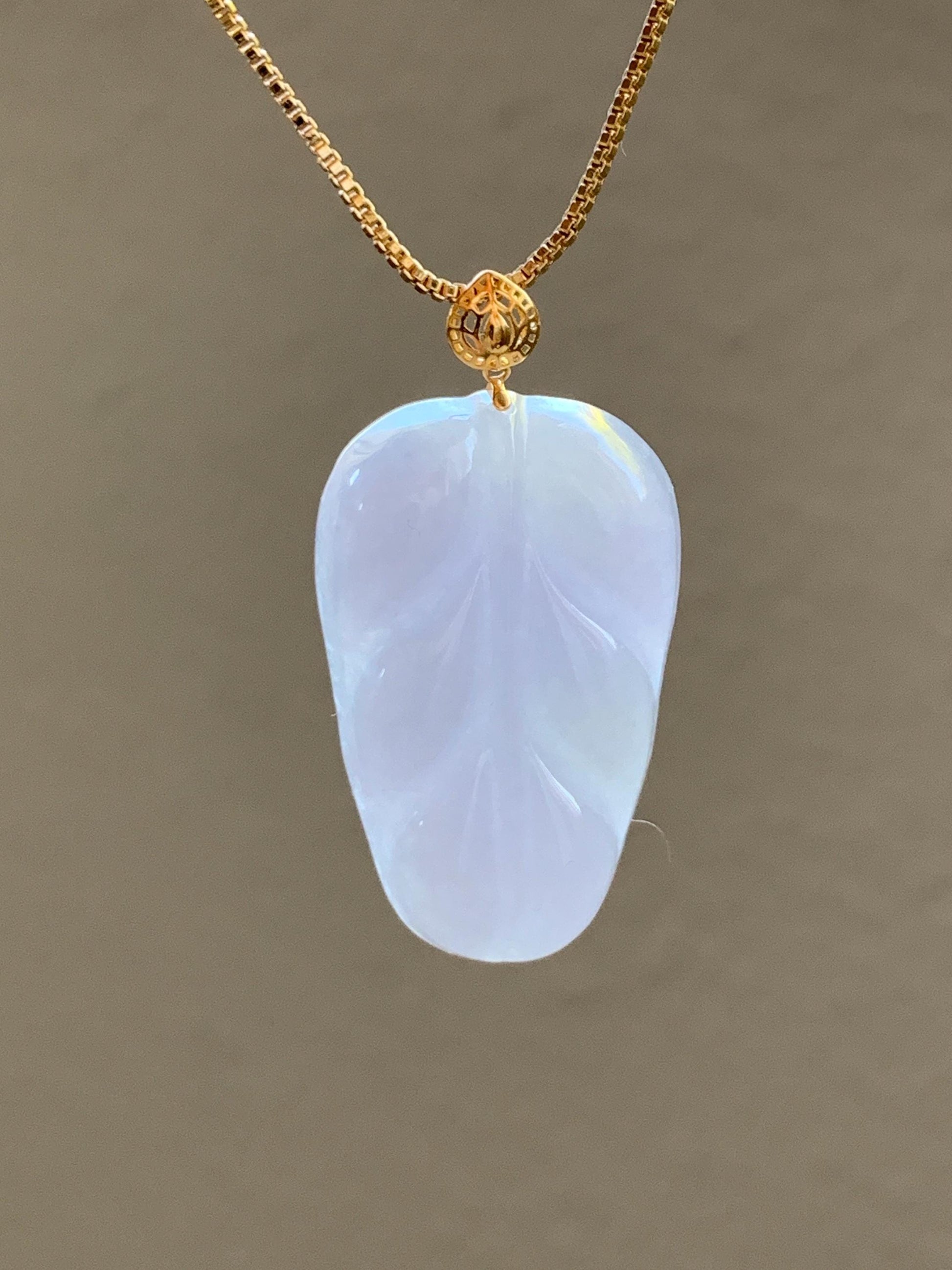 Natural Burmese Translucent Icy Light Purple Jadeite Carved Leaf Pendant 18K Yellow Gold Bail 天然缅甸冰淡紫翡翠叶子镶嵌吊坠