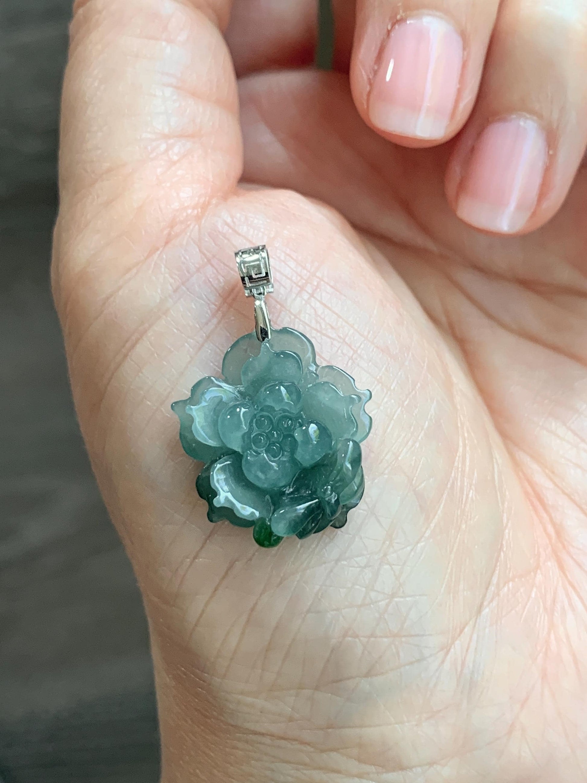 Natural Guatemalan Icy Highly Translucent Two-Tone Teal Blue Jadeite Lotus Flower Dragonfly Pendant 18K White Gold 天然冰危蓝绿翡翠莲花蜻蜓镶嵌吊坠 TTH726S