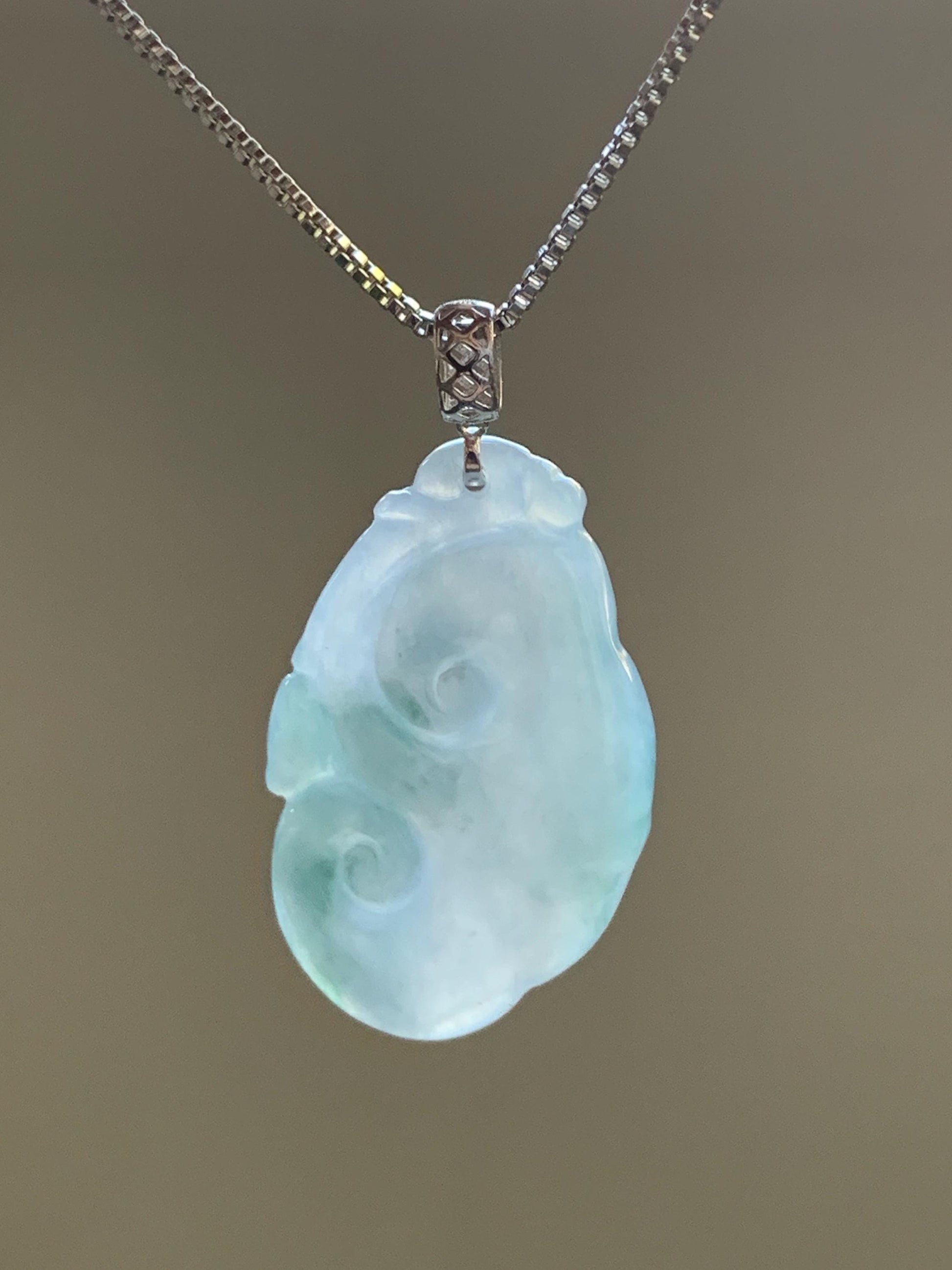 Petite Natural Burmese Icy Translucent Gelatinous Light Purple Teal Blue Marbled Jadeite Carved Ruyi Pendant 18K White Gold (天然缅甸淡冰紫飘花翡翠如意吊坠)