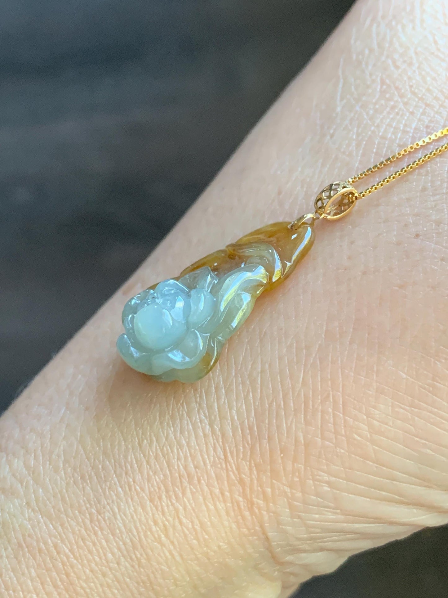 Petite Natural Burmese Bicolored Icy Translucent Yellow & White Marbled Jadeite Lotus Flower Pendant 18K Yellow Gold 天然缅甸冰黄双色翡翠莲花镶嵌吊坠