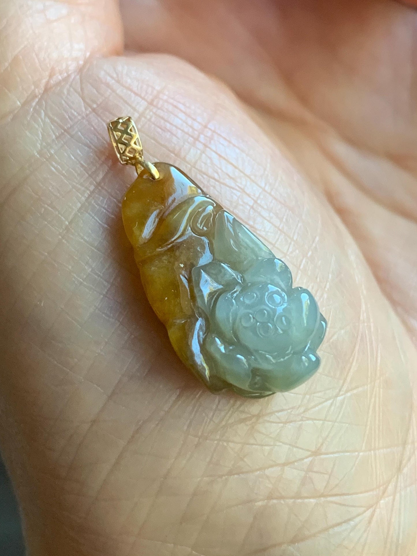 Petite Natural Burmese Bicolored Icy Translucent Yellow & White Marbled Jadeite Lotus Flower Pendant 18K Yellow Gold 天然缅甸冰黄双色翡翠莲花镶嵌吊坠