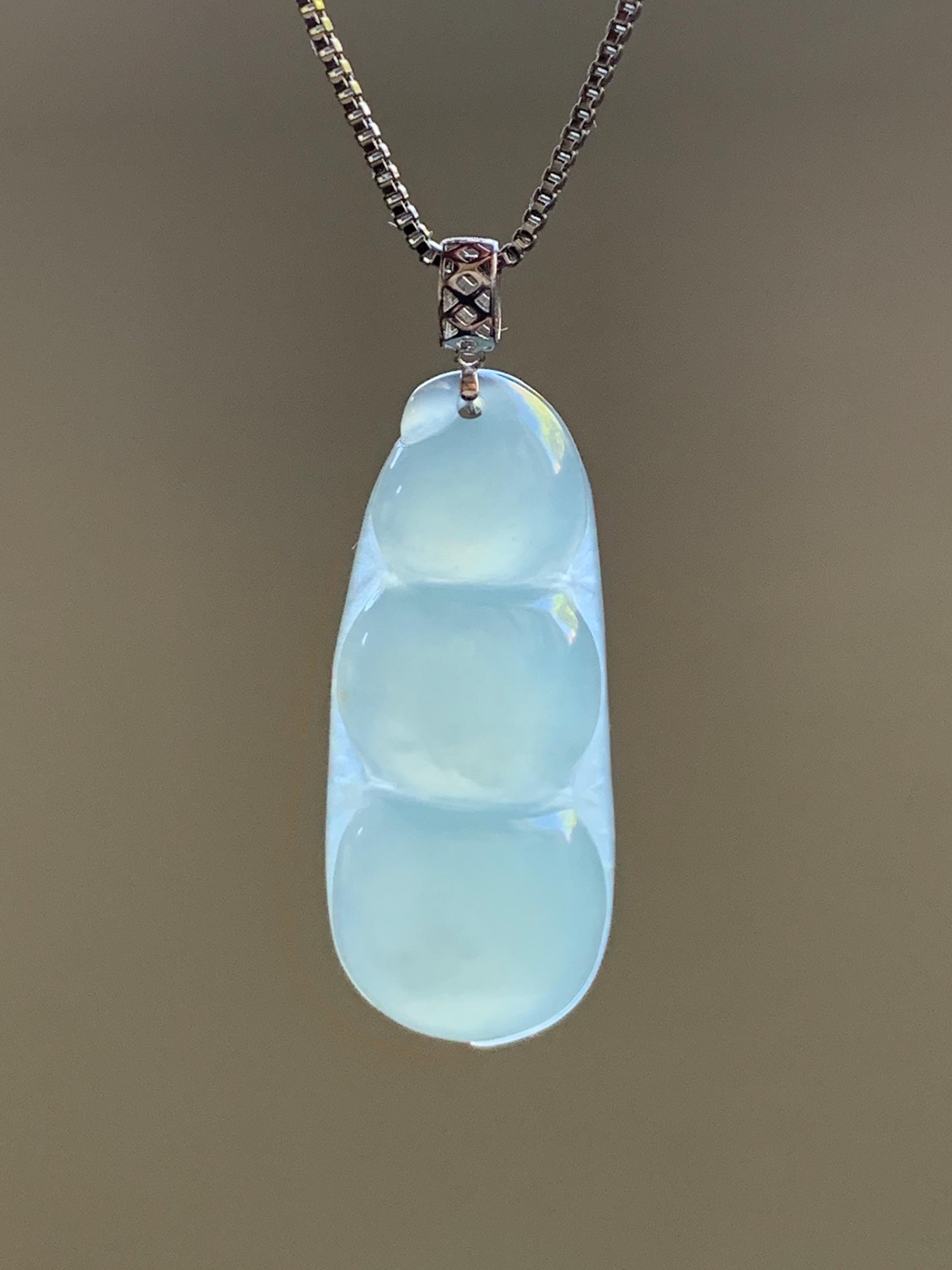 Natural Guatemalan Icy Translucent Gelatinous Pale Dusty Blue Jadeite Peapod Pendant 18K White Gold 3g 天然冰危浅蓝翡翠福豆镶嵌吊坠 DHL73D