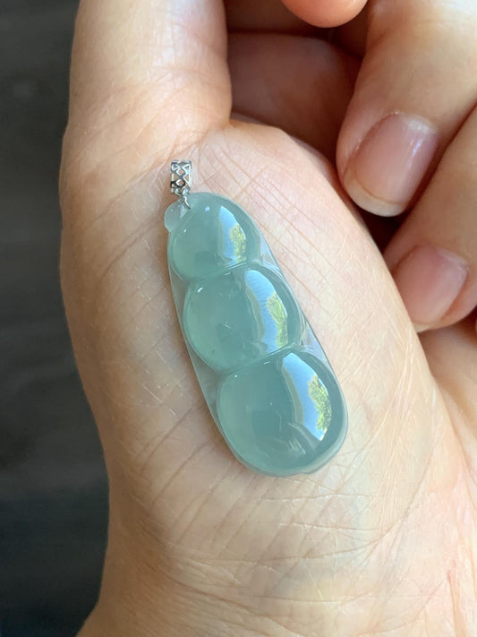 Natural Guatemalan Icy Translucent Gelatinous Pale Dusty Blue Jadeite Peapod Pendant 18K White Gold 4g 天然冰危浅蓝翡翠福豆镶嵌吊坠 DHL73C