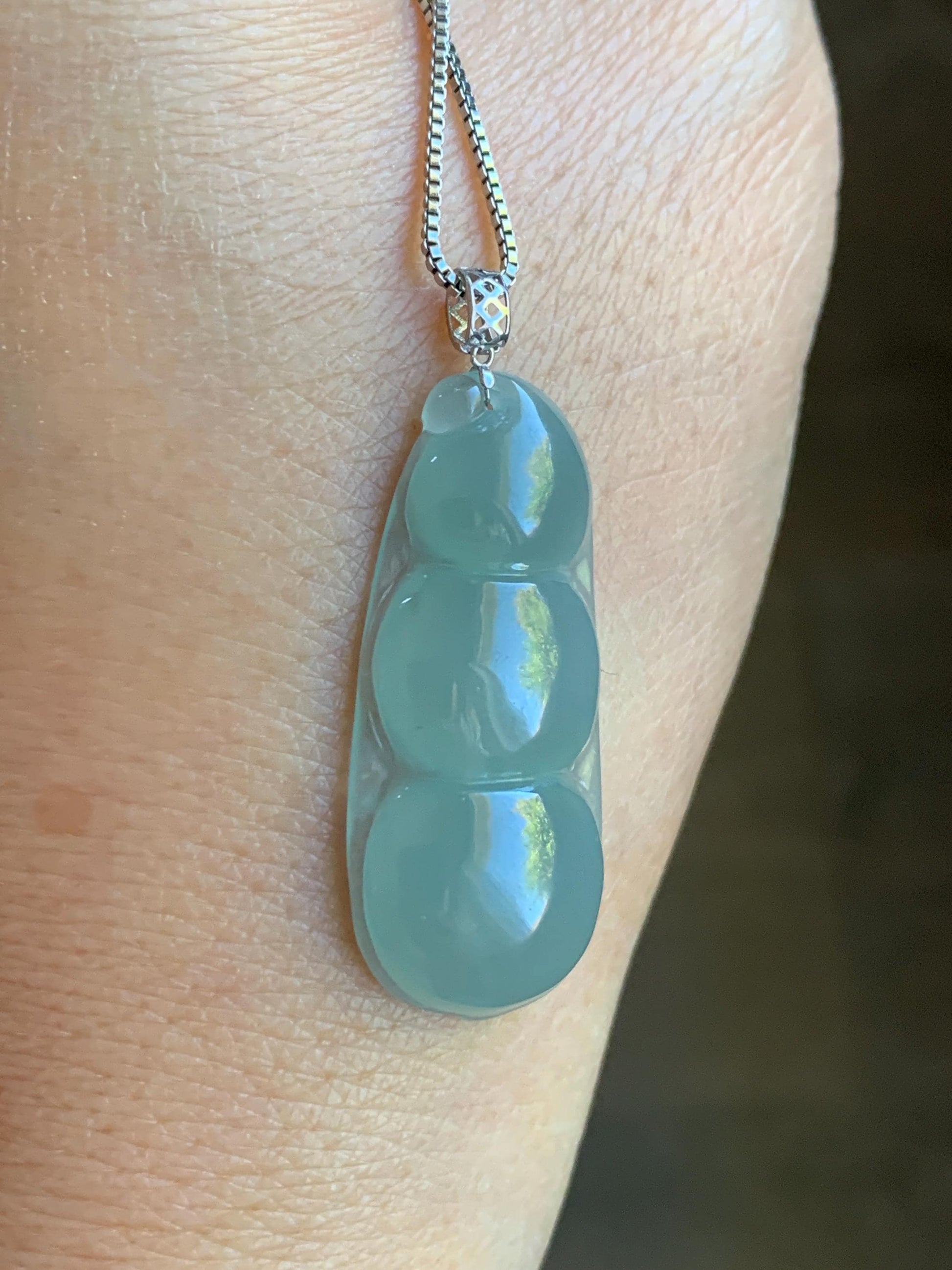 Natural Guatemalan Icy Translucent Gelatinous Pale Dusty Blue Jadeite Peapod Pendant 18K White Gold 4g 天然冰危浅蓝翡翠福豆镶嵌吊坠 DHL73C