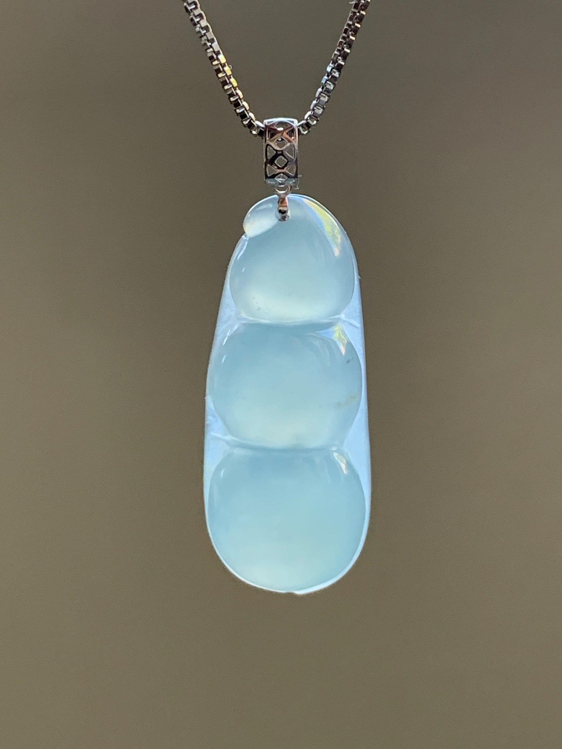 Natural Guatemalan Icy Translucent Gelatinous Light Dusty Blue Jadeite Peapod Pendant 18K White Gold 3g 天然冰危浅蓝翡翠福豆镶嵌吊坠 DHL73A