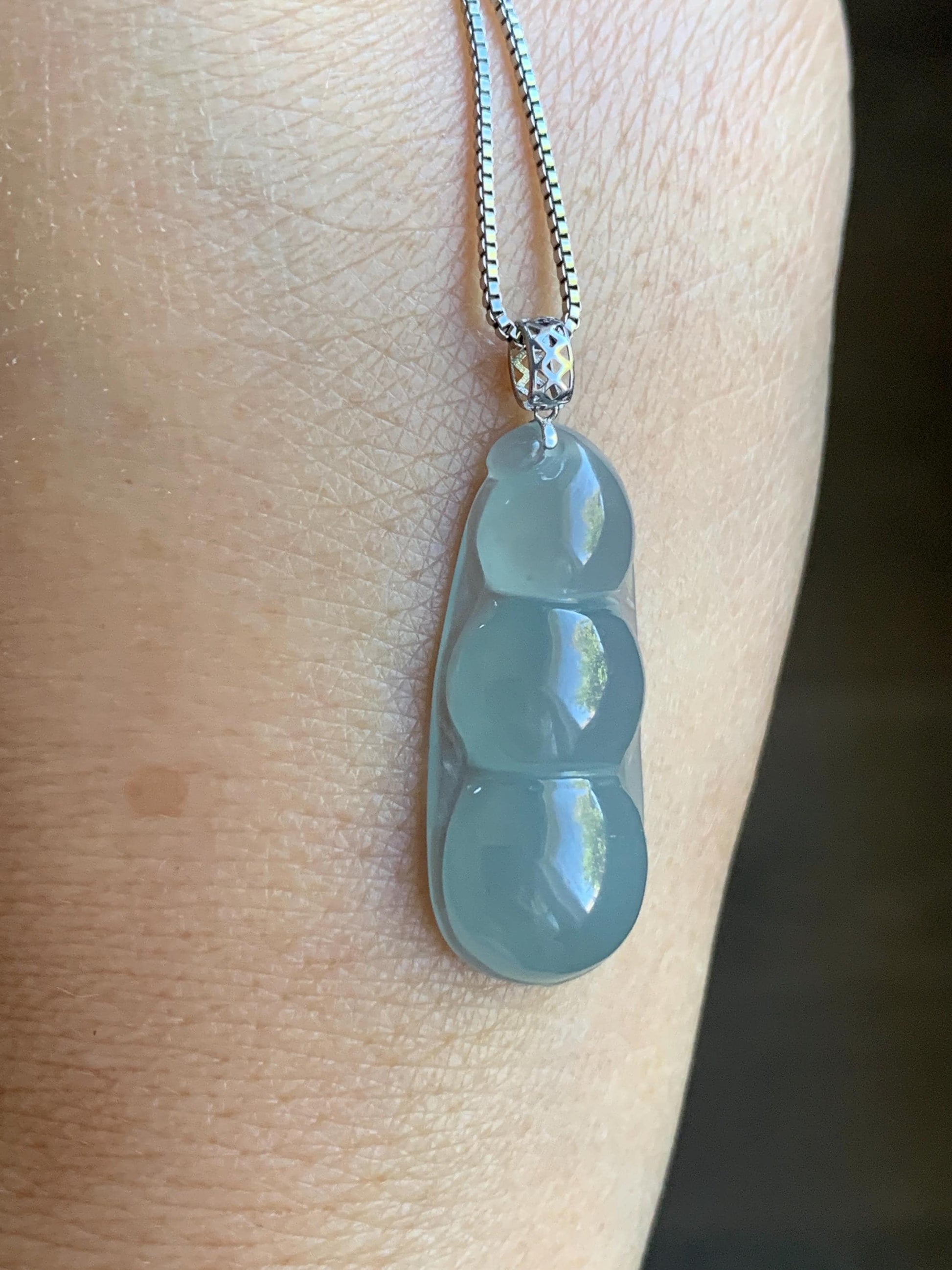 Natural Guatemalan Icy Translucent Gelatinous Light Dusty Blue Jadeite Peapod Pendant 18K White Gold 3g 天然冰危浅蓝翡翠福豆镶嵌吊坠 DHL73A