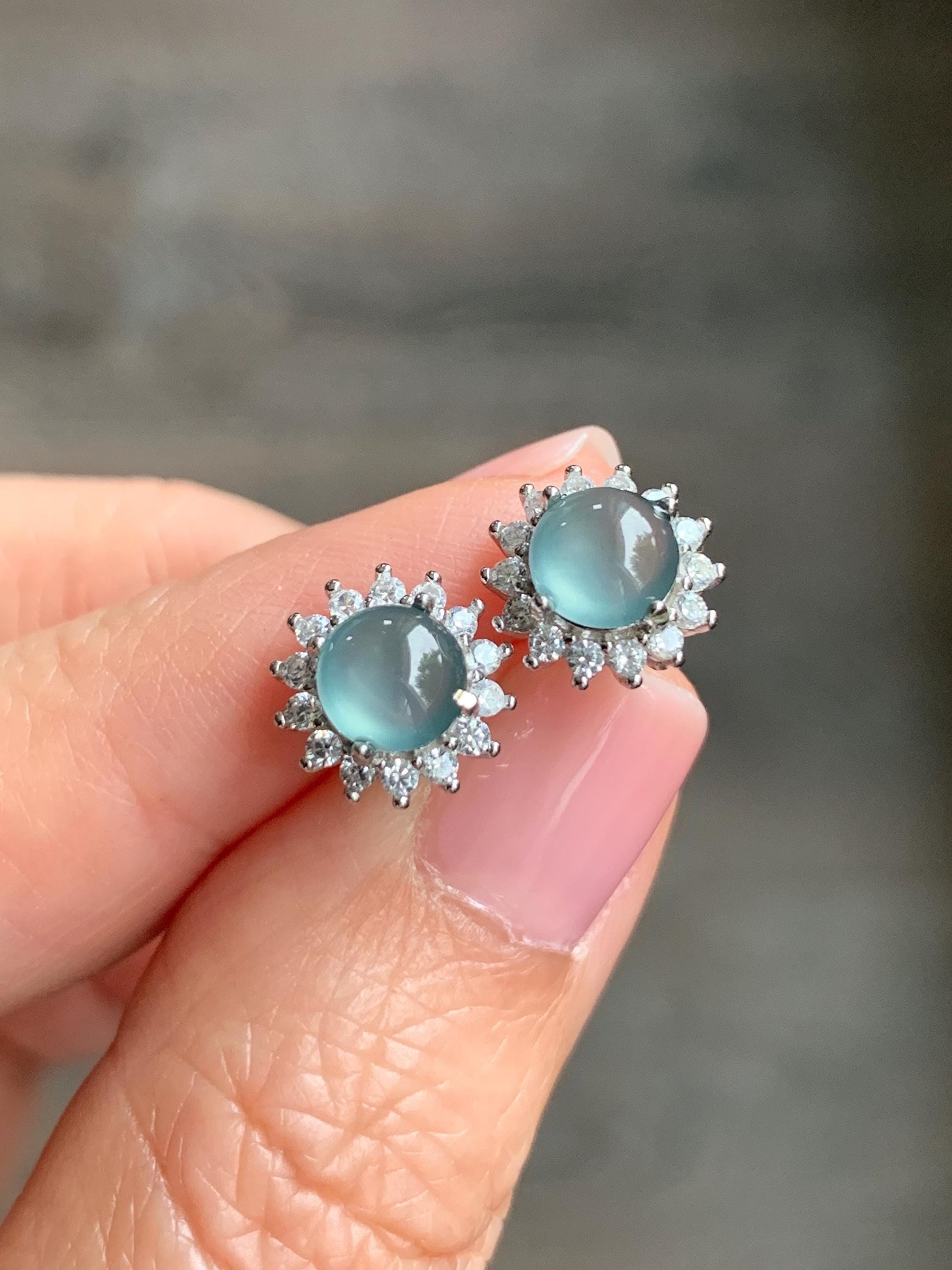 Natural Guatemalan Icy Translucent Teal Blue Jadeite Halo Style Stud Earrings S925 Sterling Silver 天然冰危湖水蓝翡翠银镶耳钉 DHA70