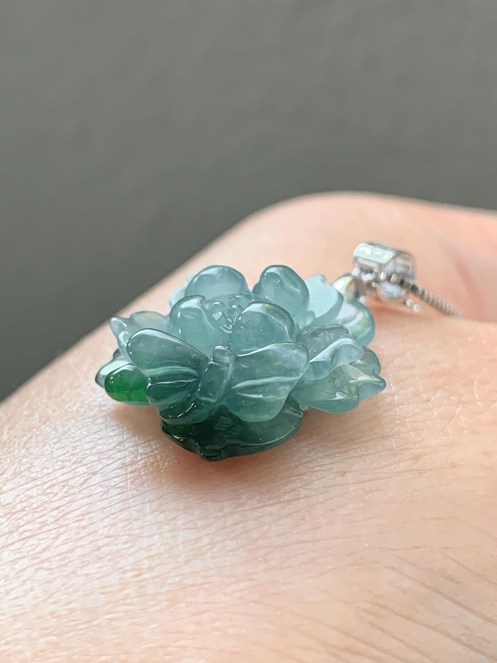 Natural Guatemalan Icy Highly Translucent Two-Tone Teal Blue Jadeite Lotus Flower Dragonfly Pendant 18K White Gold 天然冰危蓝绿翡翠莲花蜻蜓镶嵌吊坠 TTH726S