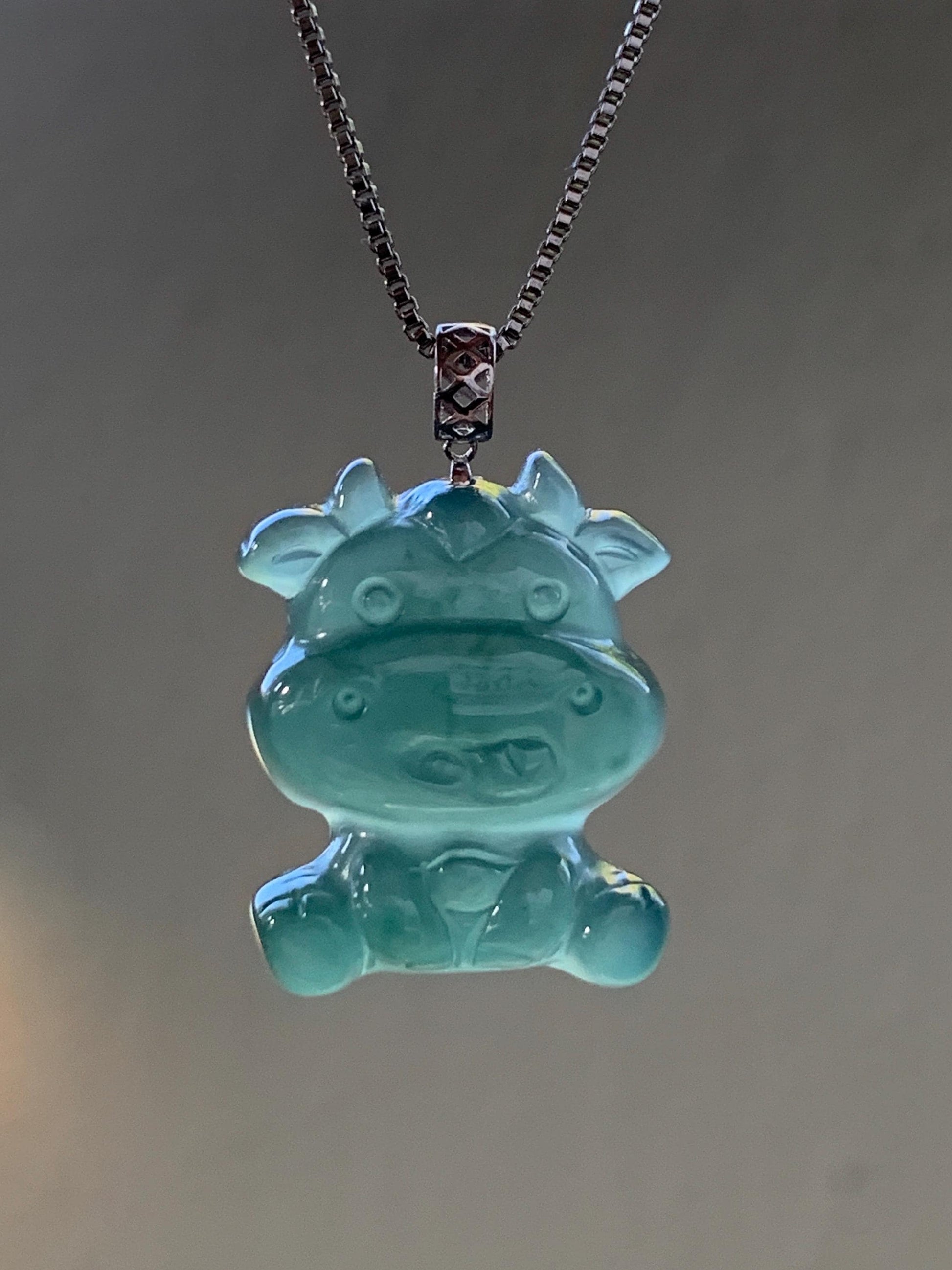 Natural Guatemalan Icy Translucent Gelatinous Teal Green Jadeite Baby Cow Pendant 18K White Gold 5g 天然冰胶危蓝绿翡翠小牛镶嵌吊坠
