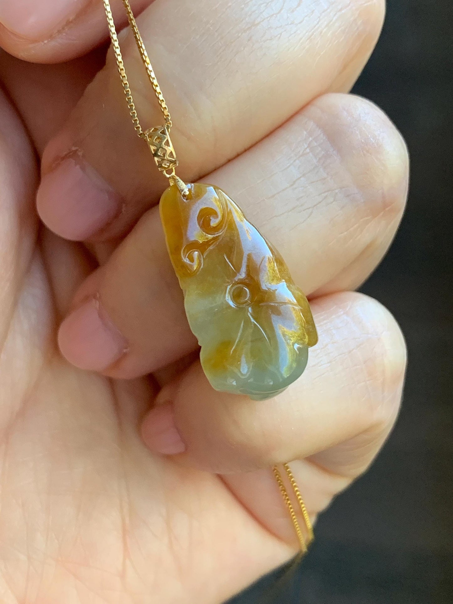 Petite Natural Burmese Bicolored Icy Translucent Yellow & White Marbled Jadeite Lotus Flower Pendant 18K Yellow Gold 天然缅甸冰黄双色翡翠莲花镶嵌吊坠