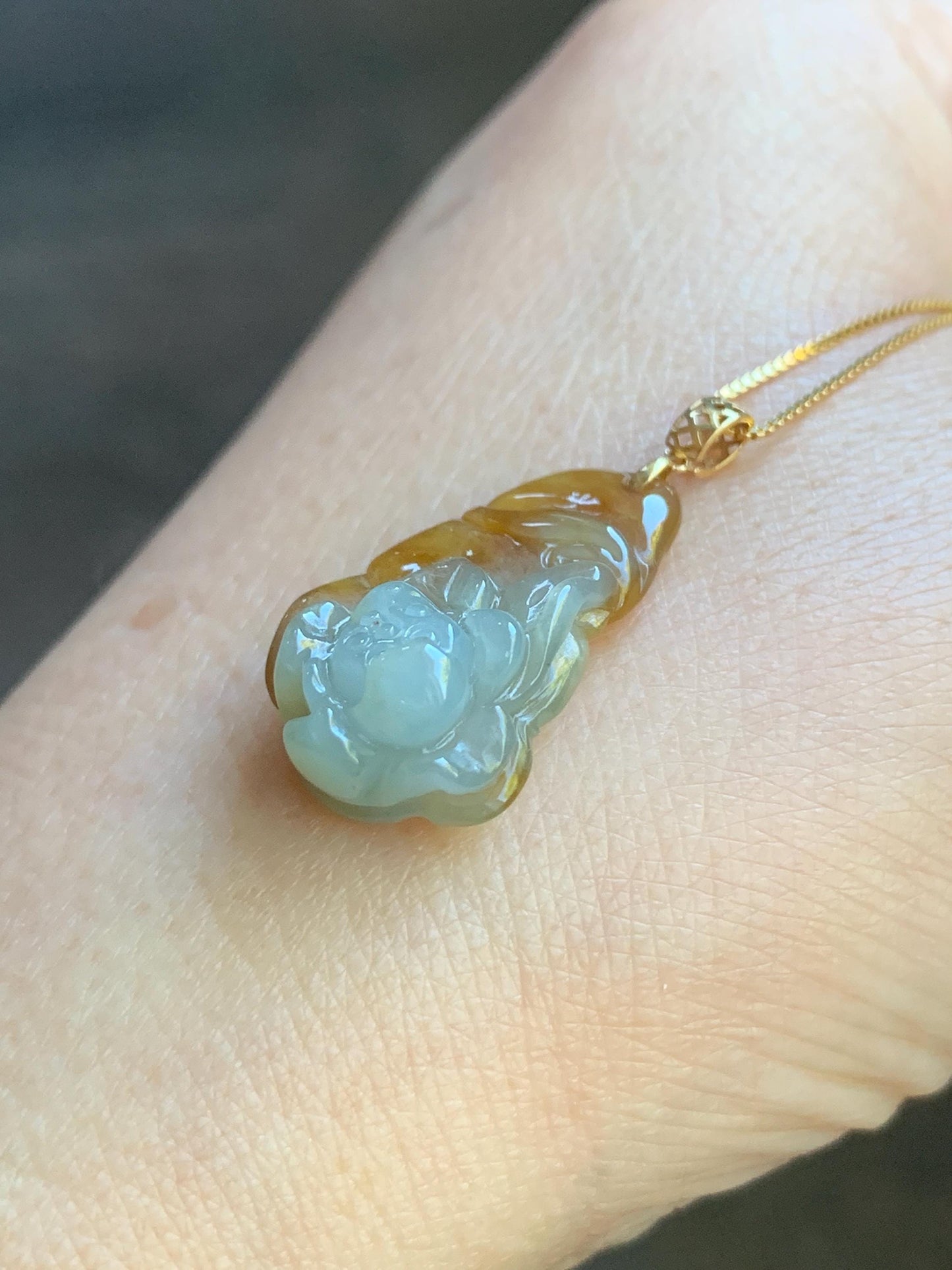 Petite Natural Burmese Bicolored Icy Translucent Yellow & White Marbled Jadeite Lotus Flower Pendant 18K Yellow Gold 天然缅甸冰黄双色翡翠莲花镶嵌吊坠