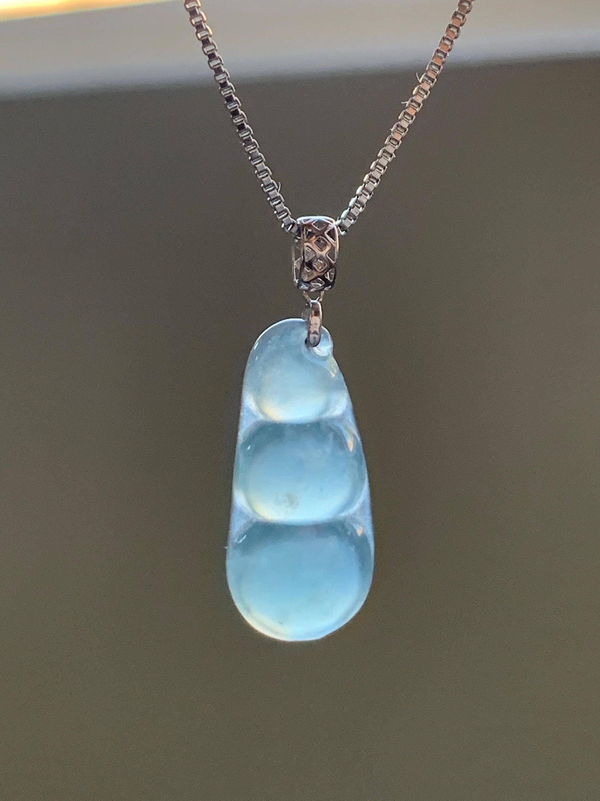 Petite Natural Guatemalan Icy Highly Translucent Gelatinous Light Blue Jadeite Carved Peapod Pendant 18K White Gold 天然冰危浅蓝起光翡翠福豆镶嵌吊坠 XDD712B