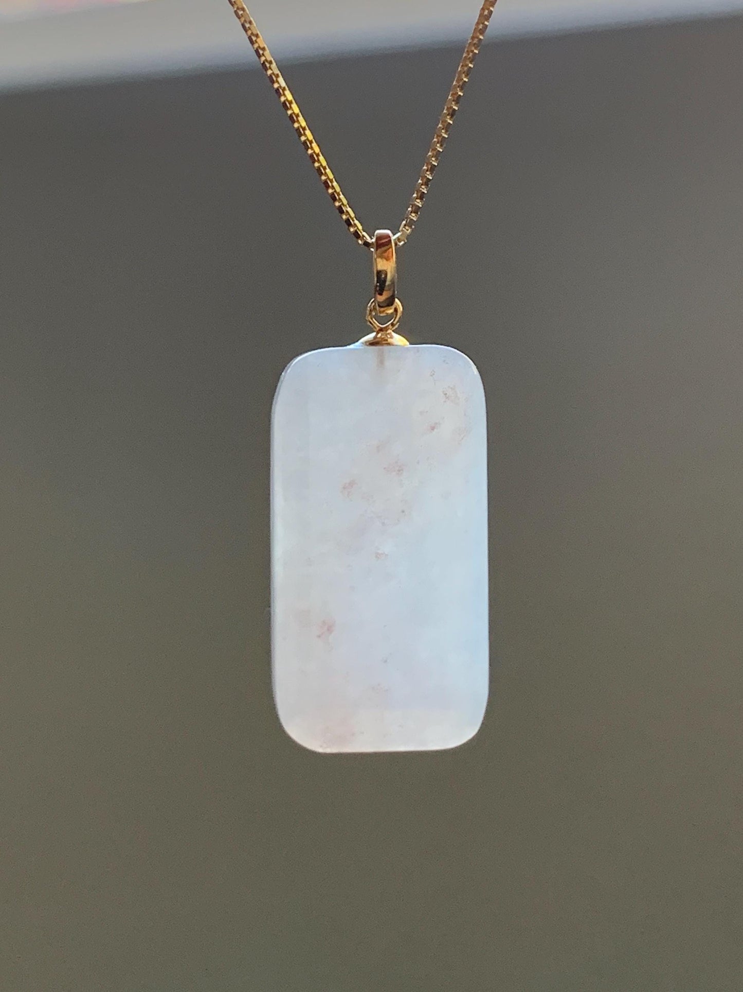Petite Natural Burmese Icy Translation Golden Marbled Jadeite Rectangle Wu Shi Pai Pendant 18K Yellow Gold 4g 天然缅甸冰桂花糕撒金翡翠小无事牌镶嵌吊坠