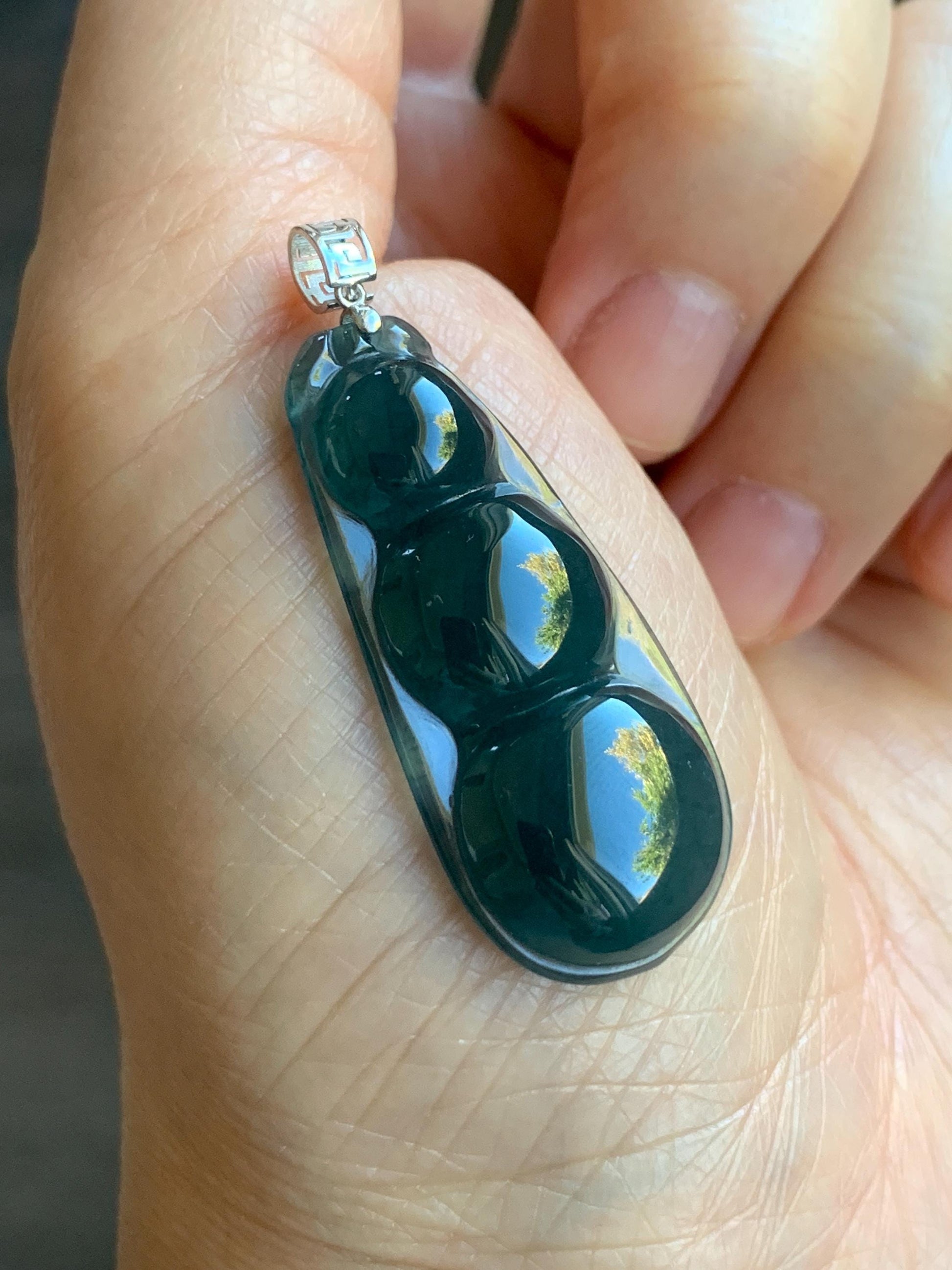 Large Natural Guatemalan Icy Translucent Dark Teal Blue Jadeite Large Peapod Pendant 18K White Gold 5g 天然冰危深蓝翡翠福豆镶嵌吊坠 SLD67A