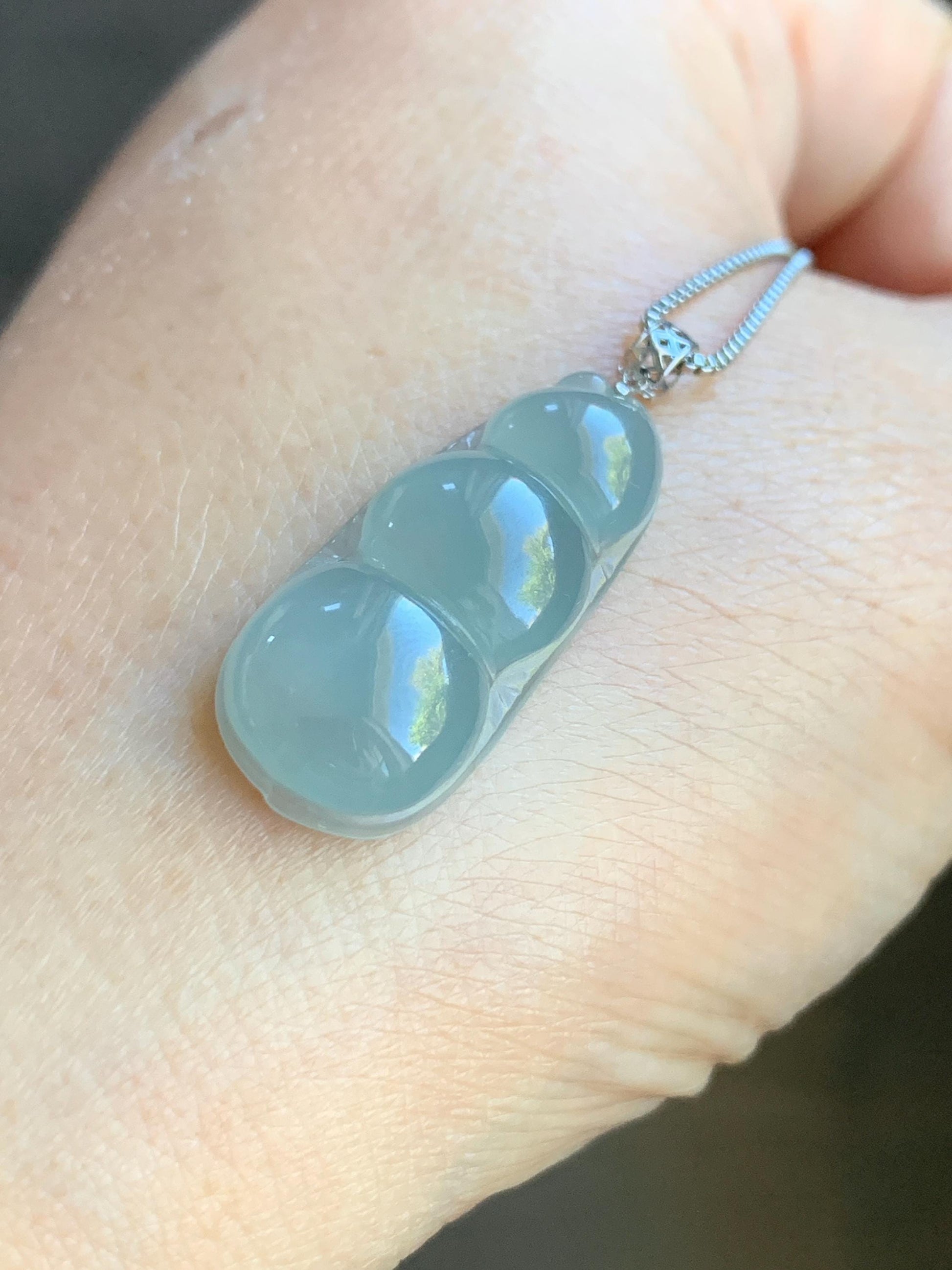 Natural Guatemalan Icy Translucent Gelatinous Pale Dusty Blue Jadeite Peapod Pendant 18K White Gold 3g 天然冰危浅蓝翡翠福豆镶嵌吊坠 DHL73D