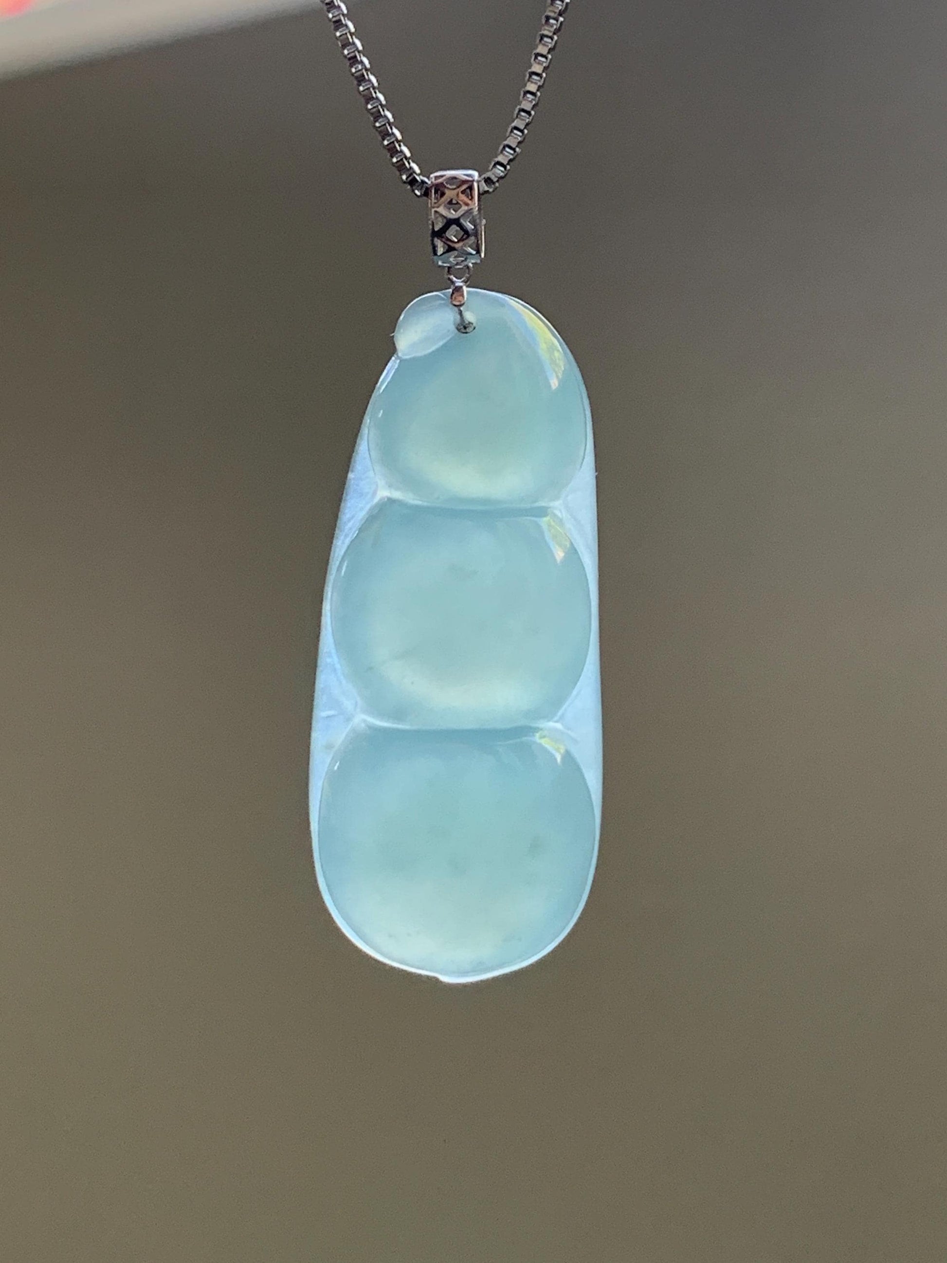 Natural Guatemalan Icy Translucent Gelatinous Pale Dusty Blue Jadeite Peapod Pendant 18K White Gold 4g 天然冰危浅蓝翡翠福豆镶嵌吊坠 DHL73C