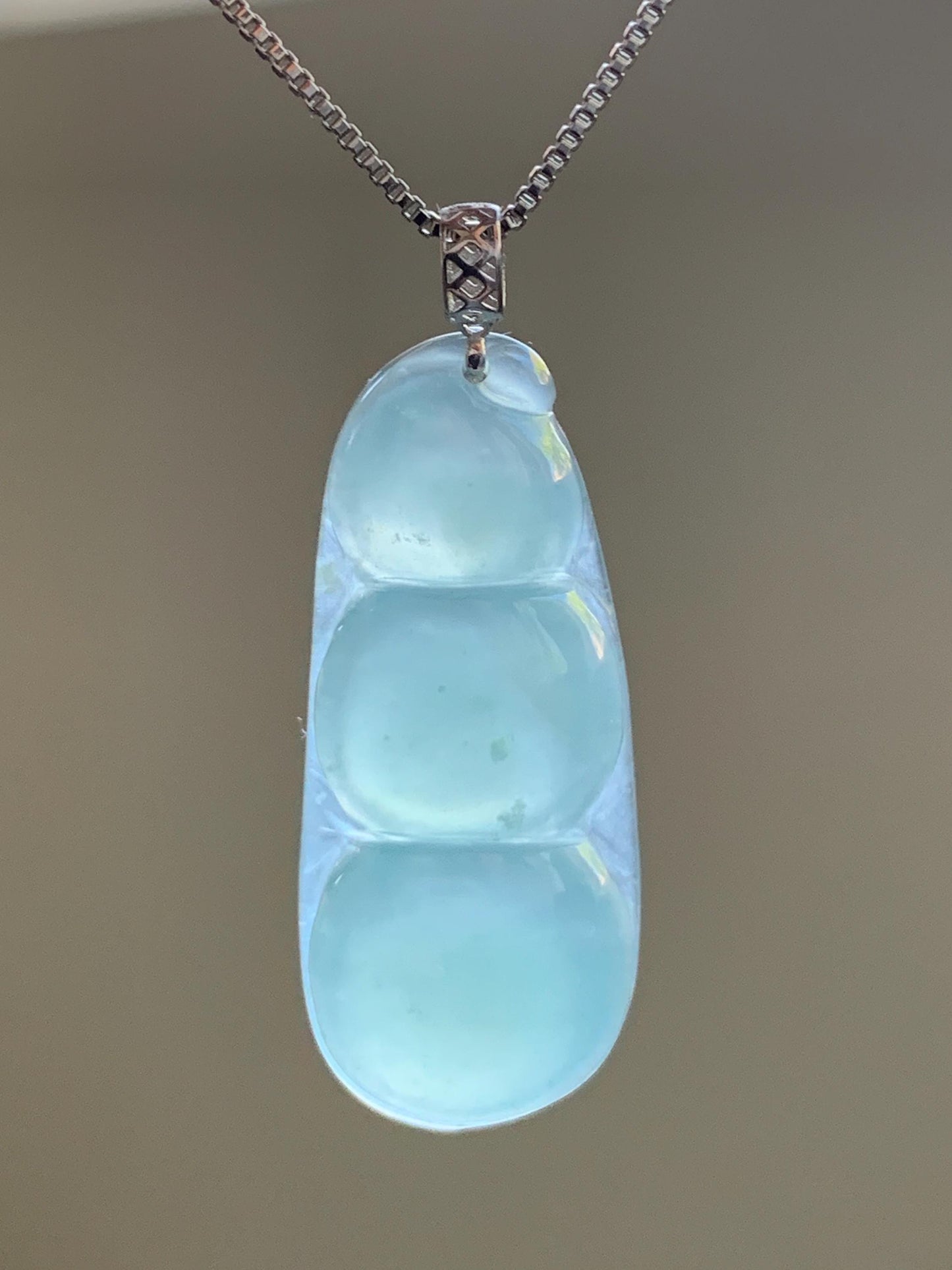 Natural Guatemalan Icy Highly Translucent Gelatinous Light Teal Blue Jadeite Peapod Pendant 18K White Gold 3g 天然冰危浅蓝绿翡翠福豆镶嵌吊坠 DHL73B