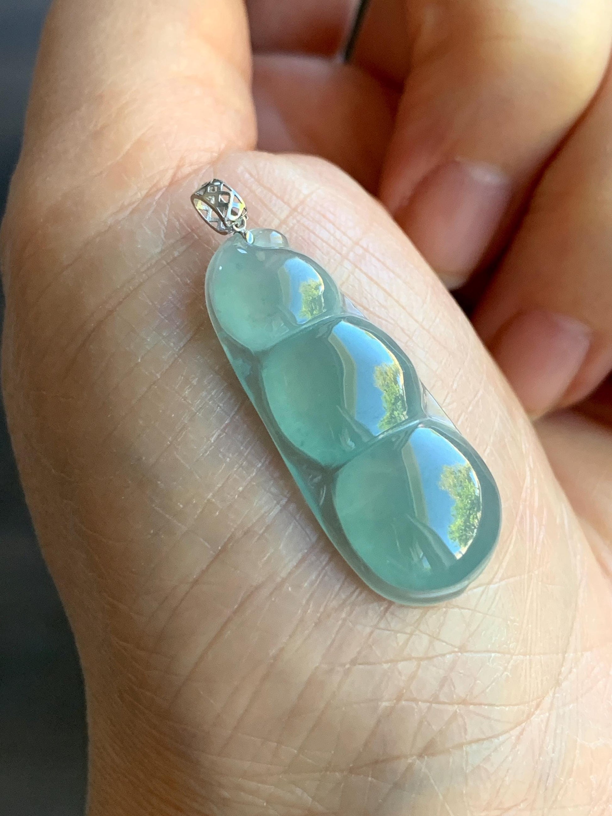 Natural Guatemalan Icy Highly Translucent Gelatinous Light Teal Blue Jadeite Peapod Pendant 18K White Gold 3g 天然冰危浅蓝绿翡翠福豆镶嵌吊坠 DHL73B