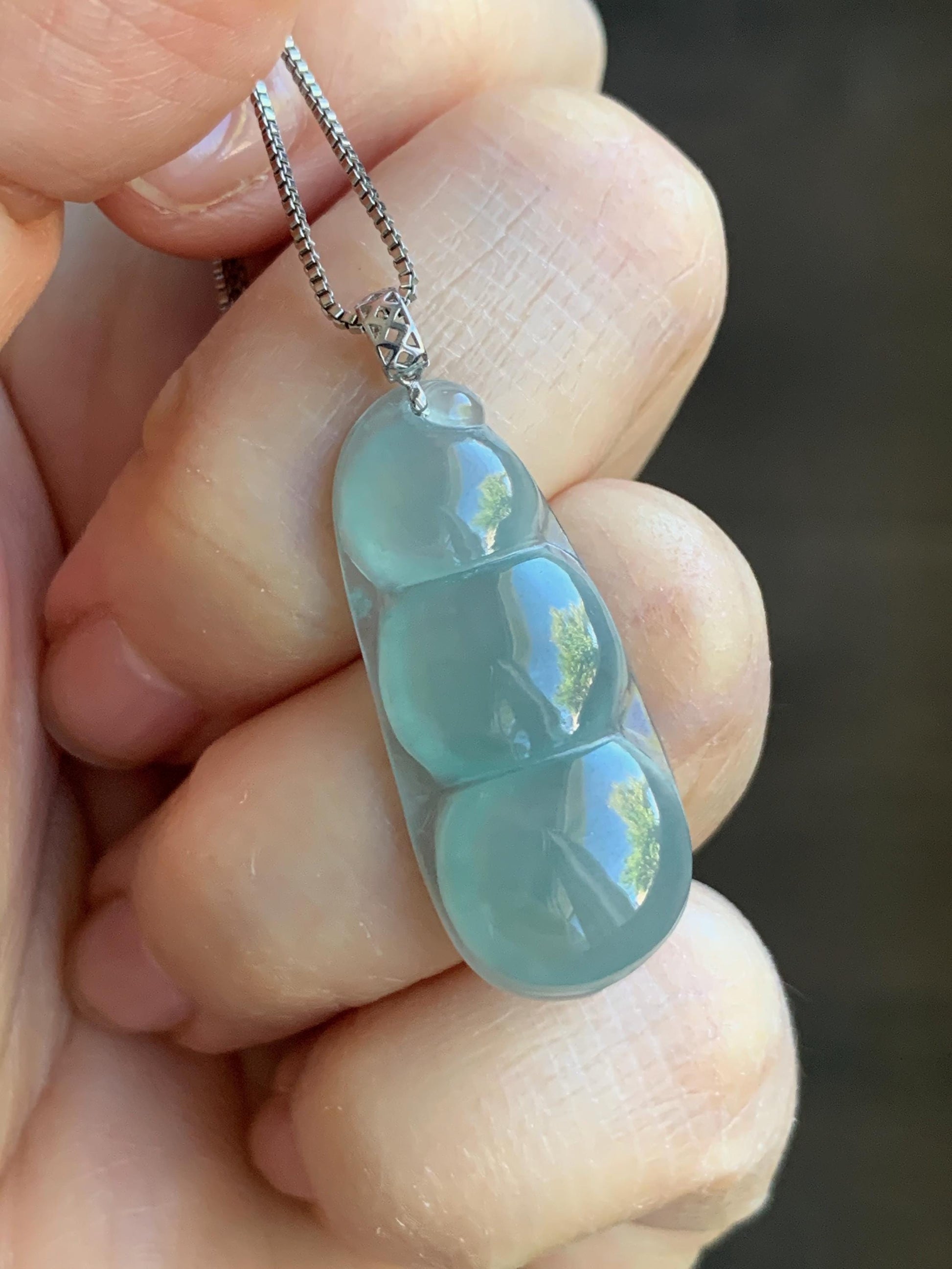 Natural Guatemalan Icy Highly Translucent Gelatinous Light Teal Blue Jadeite Peapod Pendant 18K White Gold 3g 天然冰危浅蓝绿翡翠福豆镶嵌吊坠 DHL73B