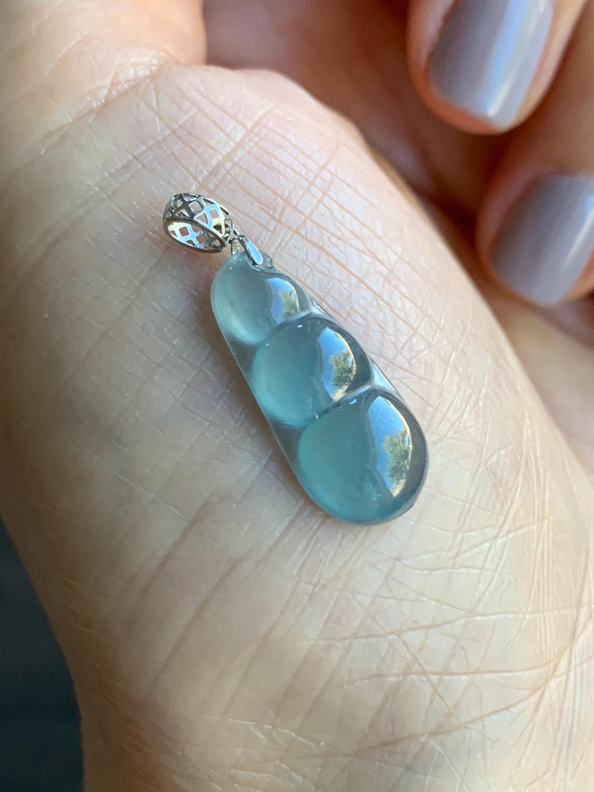 Petite Natural Guatemalan Icy Highly Translucent Gelatinous Light Blue Jadeite Carved Peapod Pendant 18K White Gold 天然冰危浅蓝起光翡翠福豆镶嵌吊坠 XDD712B
