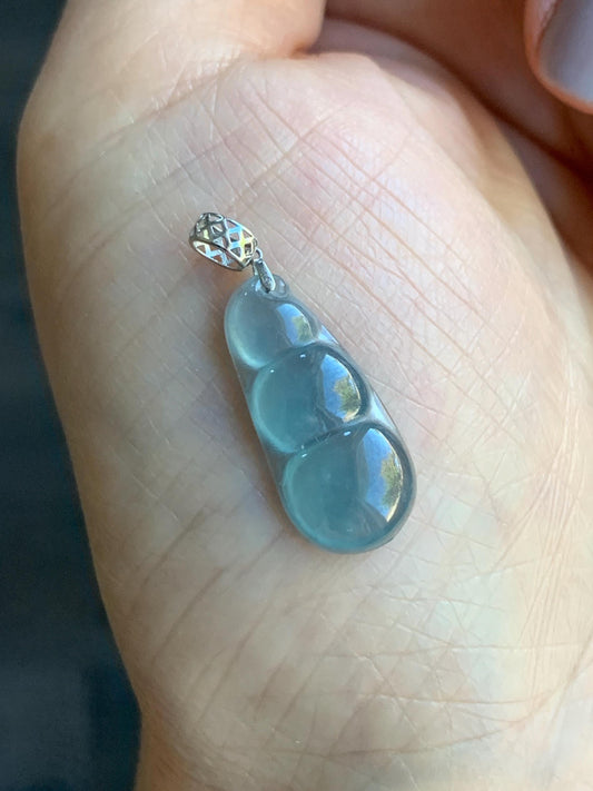 Petite Natural Guatemalan Icy Highly Translucent Gelatinous Light Blue Jadeite Carved Peapod Pendant 18K White Gold 天然冰危浅蓝起光翡翠福豆镶嵌吊坠 XDD712B