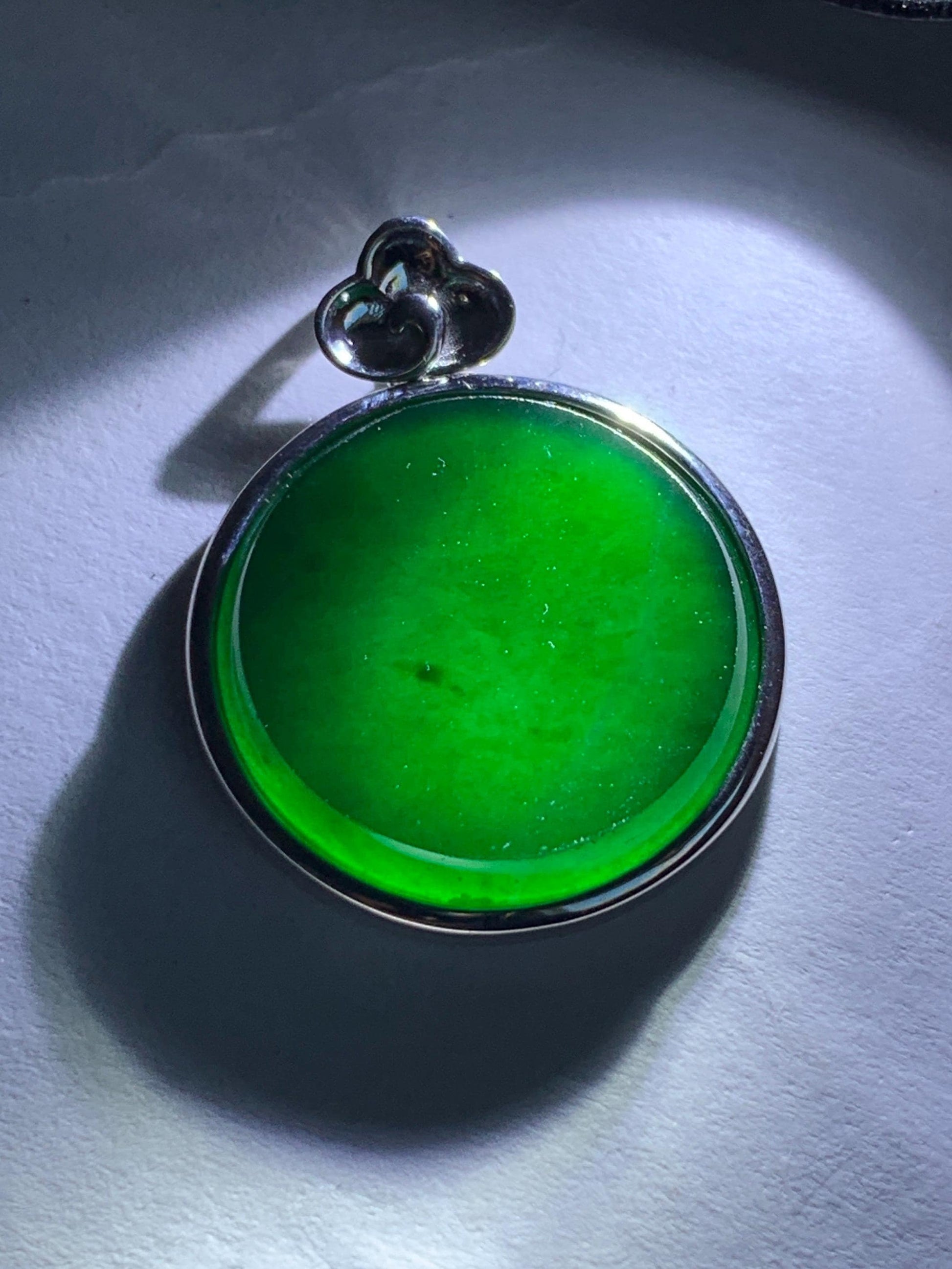 Certified Natural Guatemalan Icy Translucent Vibrant Green Jadeite Round Wu Shi Pai Pendant Sterling Silver 4.87g 天然冰危绿翡翠无事牌镶嵌吊坠 7421