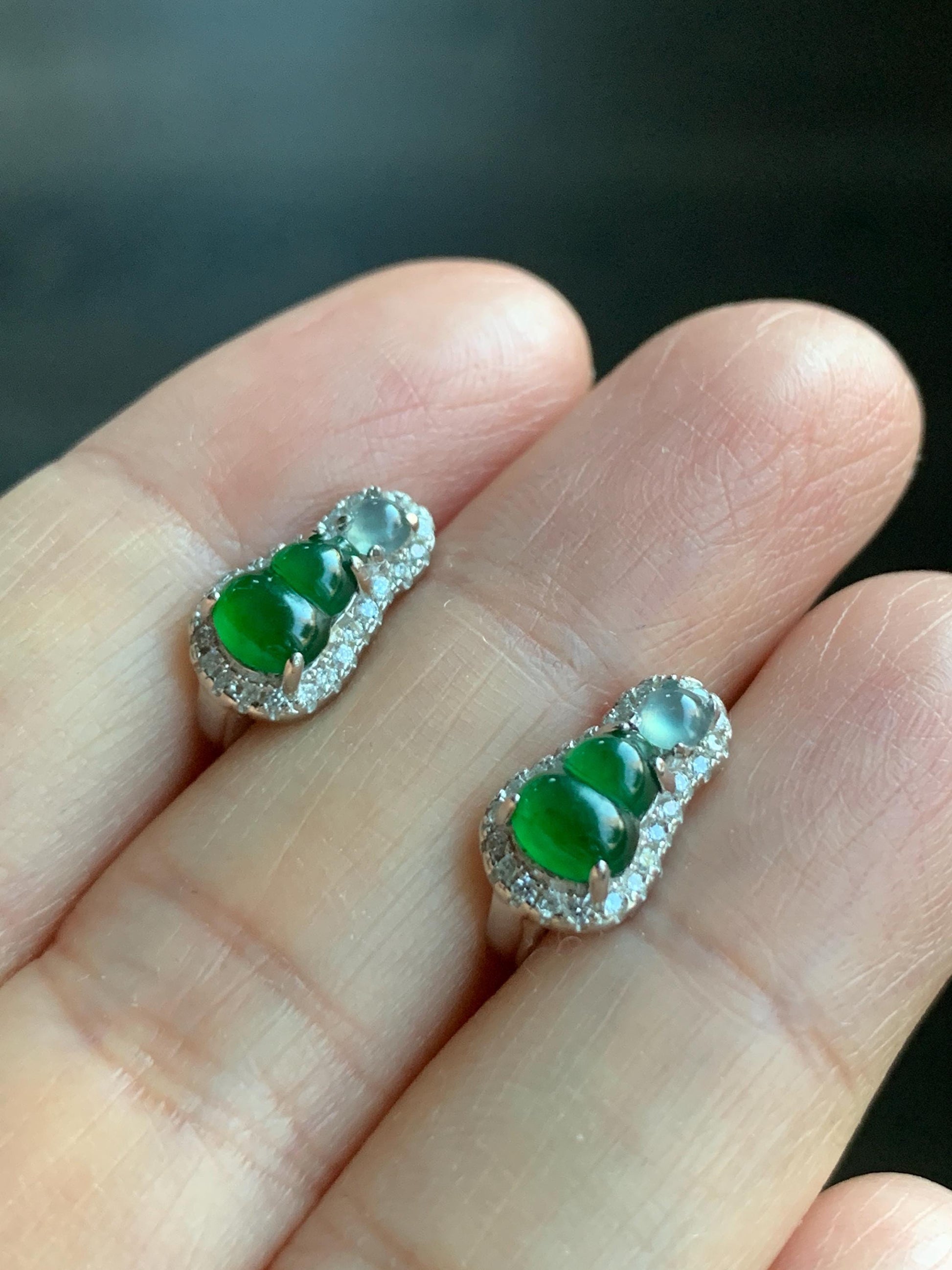 Natural Guatemalan Icy Translucent Vibrant Green & Light Blue Jadeite Hulu/Gourd Huggie Hoop Earrings Sterling Silver 天然冰危绿淡蓝翡翠葫芦银镶耳包