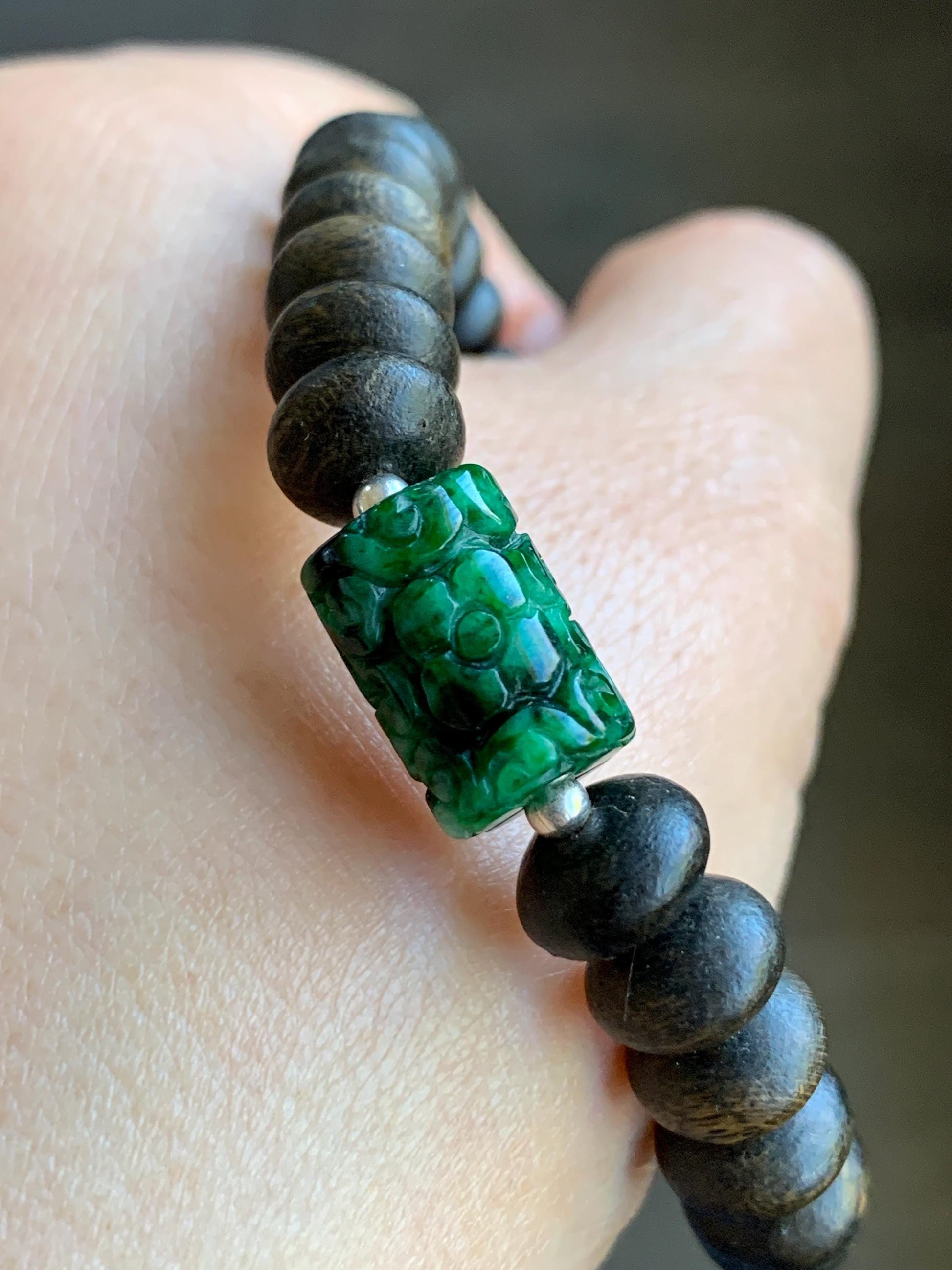 Natural Burmese Semi Translucent Vibrant Green Marbled Jadeite Engraved Barrel Bead Agarwood Beaded Bracelet 7.25” 10g 天然缅甸辣绿飘花翡翠仿古雕桶珠沉香鼓珠手串