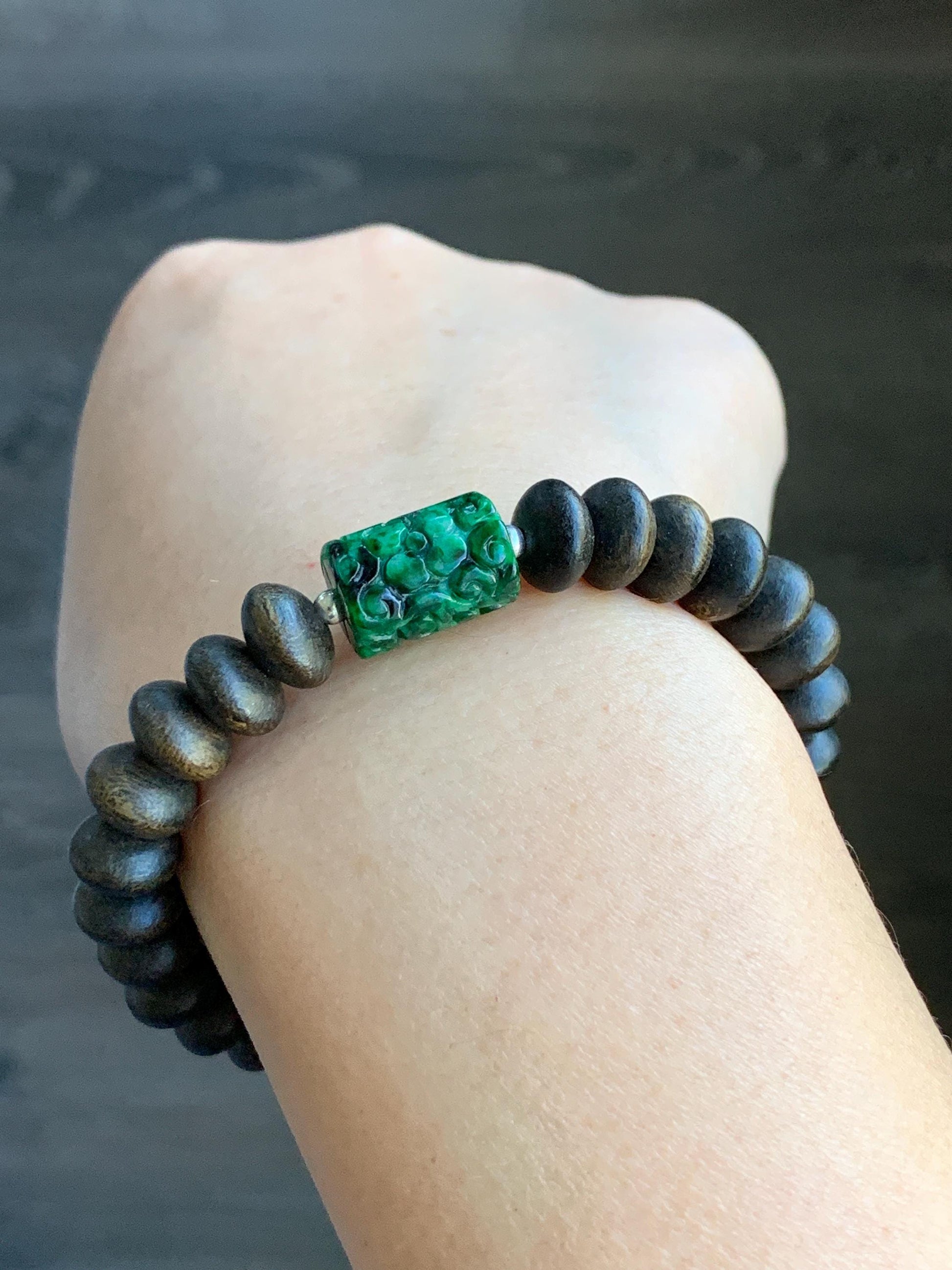 Natural Burmese Semi Translucent Vibrant Green Marbled Jadeite Engraved Barrel Bead Agarwood Beaded Bracelet 7.25” 10g 天然缅甸辣绿飘花翡翠仿古雕桶珠沉香鼓珠手串