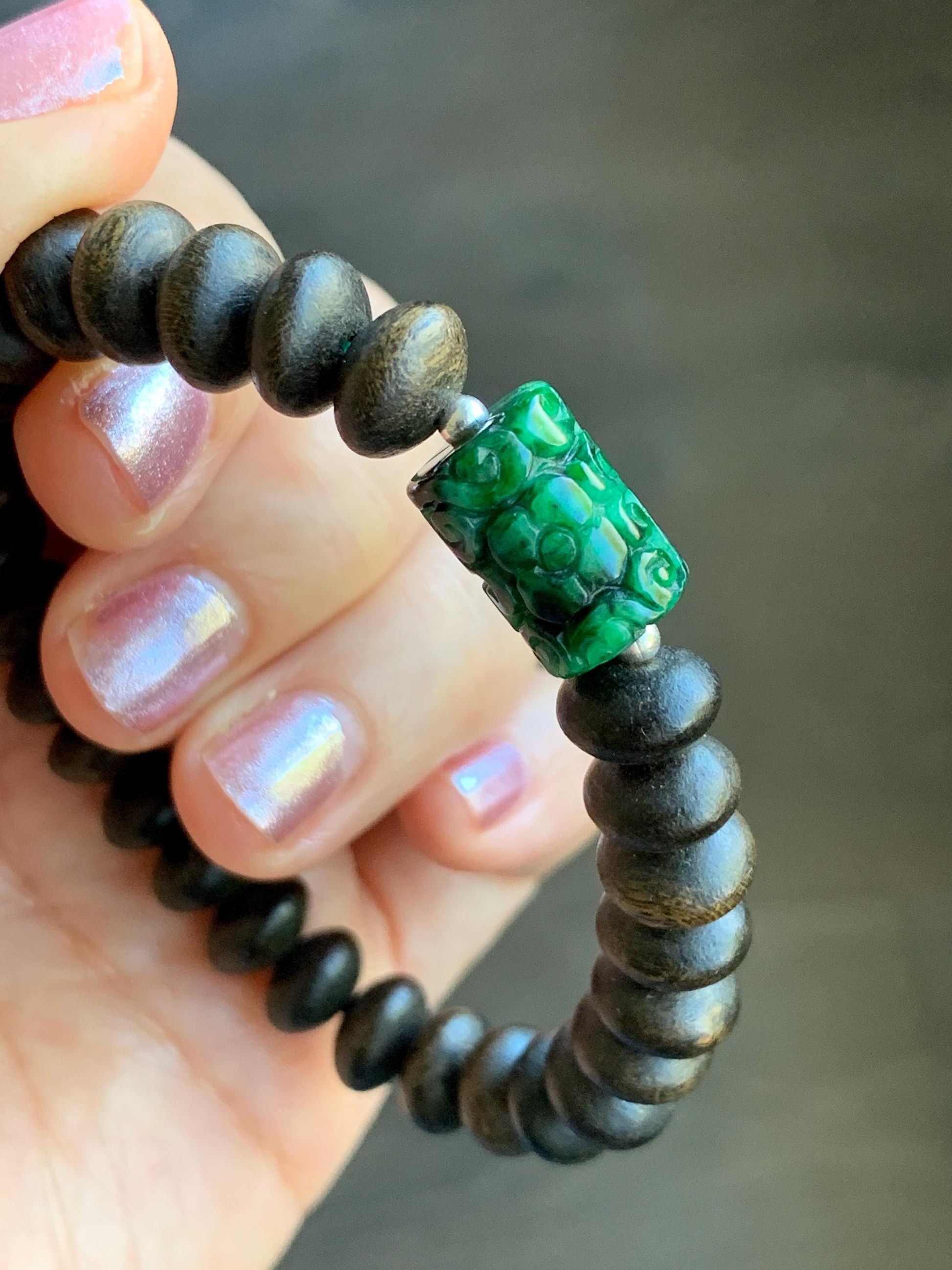 Natural Burmese Semi Translucent Vibrant Green Marbled Jadeite Engraved Barrel Bead Agarwood Beaded Bracelet 7.25” 10g 天然缅甸辣绿飘花翡翠仿古雕桶珠沉香鼓珠手串