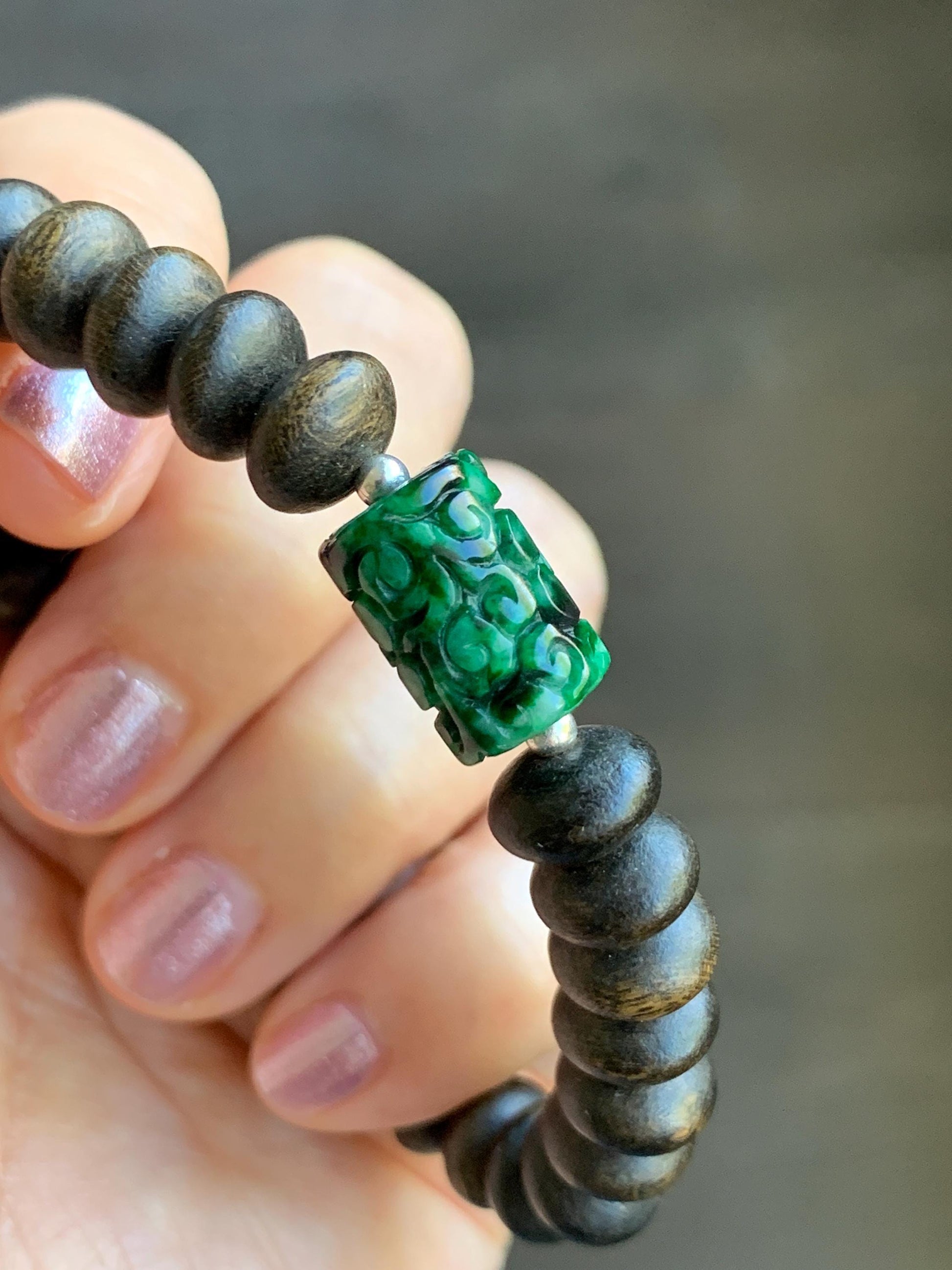 Natural Burmese Semi Translucent Vibrant Green Marbled Jadeite Engraved Barrel Bead Agarwood Beaded Bracelet 7.25” 10g 天然缅甸辣绿飘花翡翠仿古雕桶珠沉香鼓珠手串