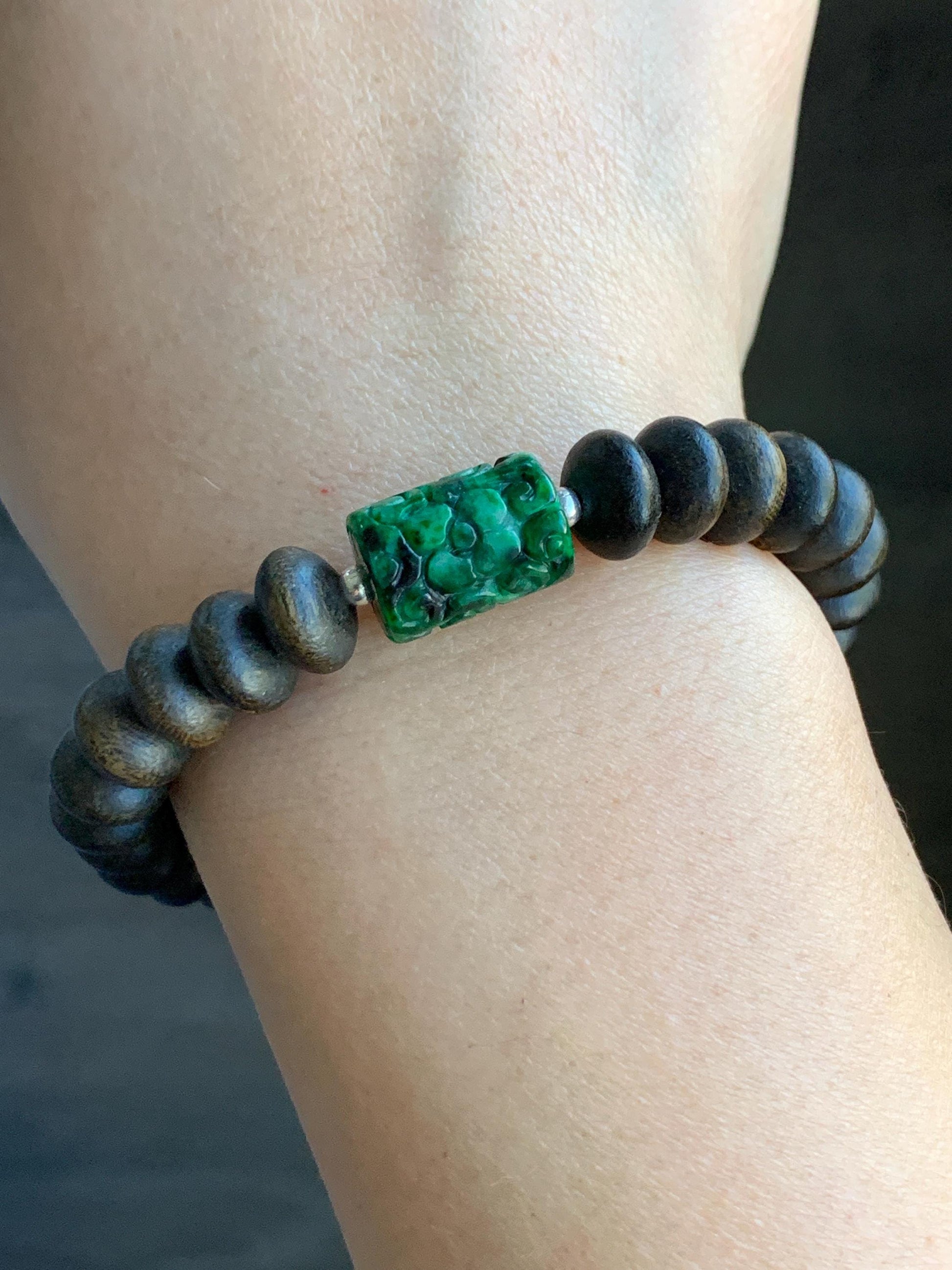 Natural Burmese Semi Translucent Vibrant Green Marbled Jadeite Engraved Barrel Bead Agarwood Beaded Bracelet 7.25” 10g 天然缅甸辣绿飘花翡翠仿古雕桶珠沉香鼓珠手串