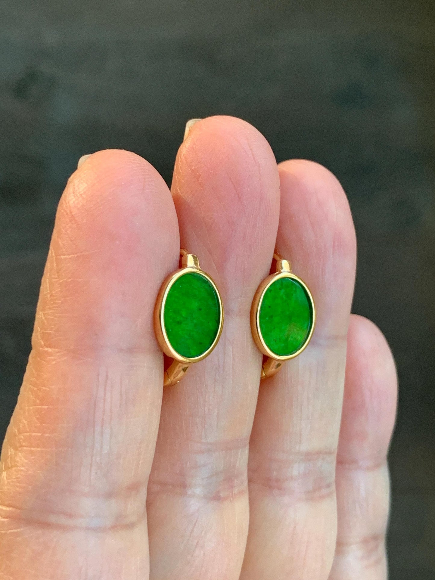 Natural Grade A Vibrant Green Jadeite Oval Huggie Hoop Earrings S925 Sterling Silver Yellow Gold Overlay 天然阳绿花青翡翠银镶耳包