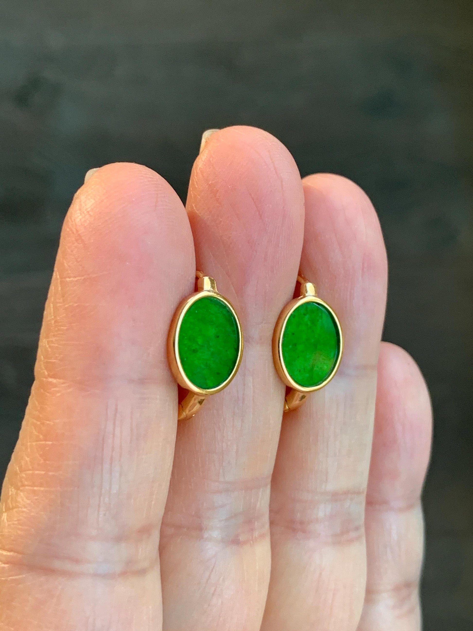 Natural Grade A Vibrant Green Jadeite Oval Huggie Hoop Earrings S925 Sterling Silver Yellow Gold Overlay 天然阳绿花青翡翠银镶耳包